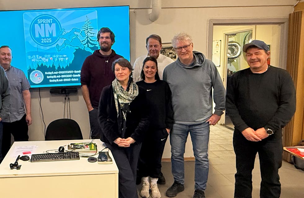 POSITIVE BORETTSLAG: Lillomarka O-lag ble tatt vel imot blant de seks borettslagene på Romsås. Fra venstre: Andres Alejandro Esperidion Quempumil (Orremyr), Kim Lansborg (Røverkollen), Vidar Benjaminsen (Lillomarka OL), Knut Schøning (Tiurleiken), Tommy Kojen (Ravnkollen), Kjetil Torsnes Hetland (Røverkollen), Thomas Emilson Holmesland (Ravnkollen), Camilla Pessoa Kampevold (Emanuelfjell), Elene Margrethe Markham-Løkken (Svarttjern), Tom Windvik (Emanuelfjell), Bjørn Heidemann (Svarttjern) og Roy Moen (Romsås vaktmestersentral).