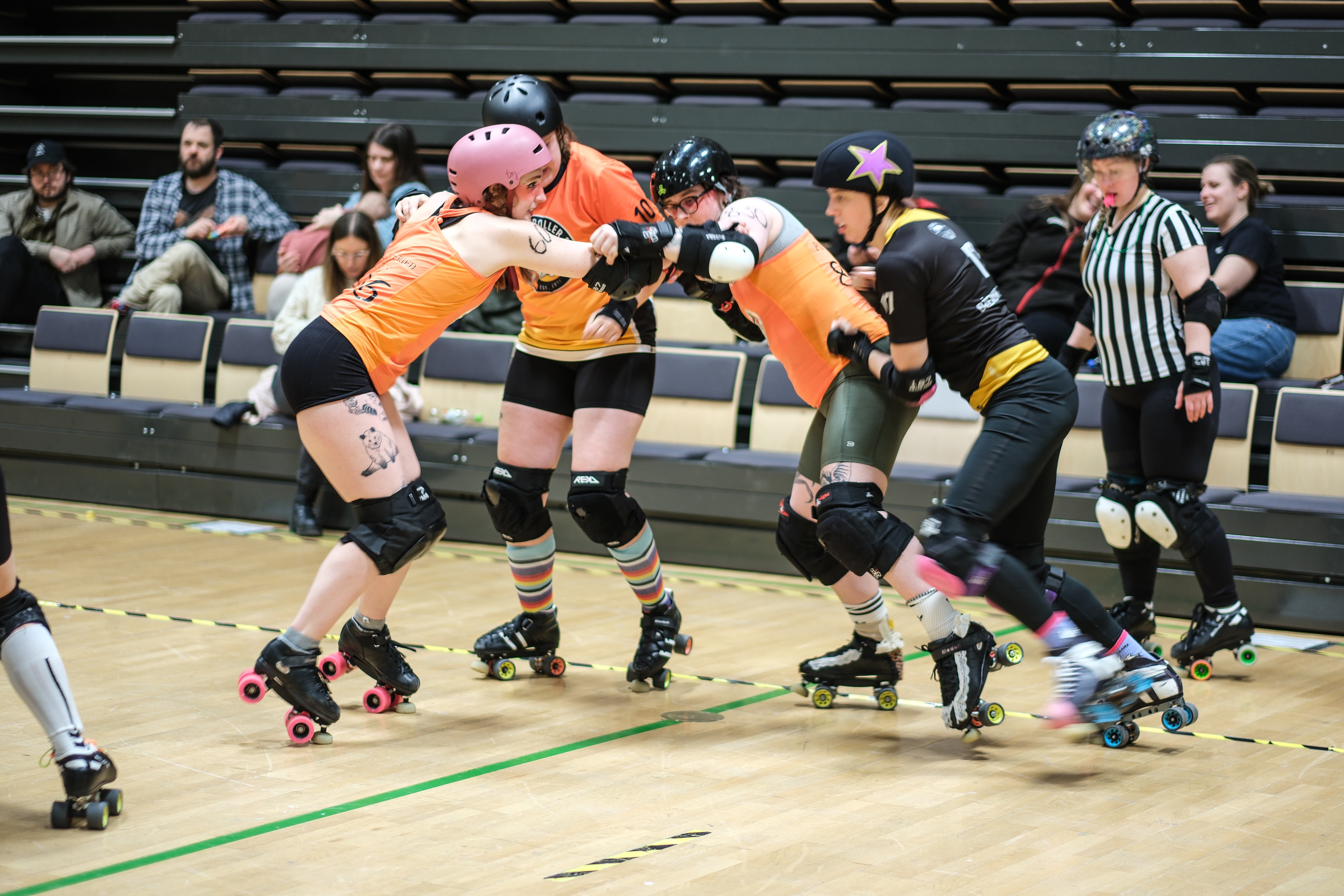 I AKSJON: Kentucky Fried Bitchin (venstre) og Pondscum (høyre) blokkerer for en jammer fra det polske laget Worst Warsaw Roller Derby, sammen med Mighty Tor (bak de to). Foto: Marlena Ljubojevic/Nidaros Roller Derby.