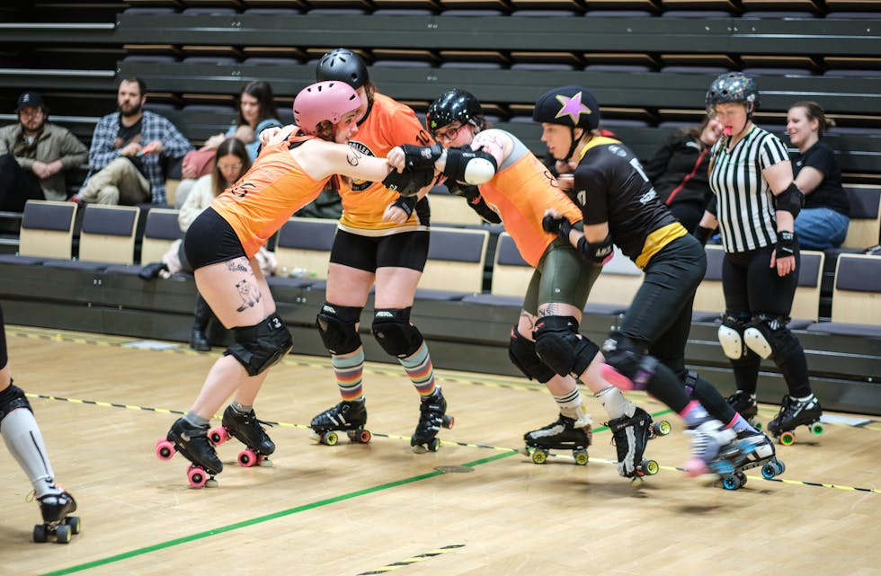 I AKSJON: Kentucky Fried Bitchin (venstre) og Pondscum (høyre) blokkerer for en jammer fra det polske laget Worst Warsaw Roller Derby, sammen med Mighty Tor (bak de to). Foto: Marlena Ljubojevic/Nidaros Roller Derby.