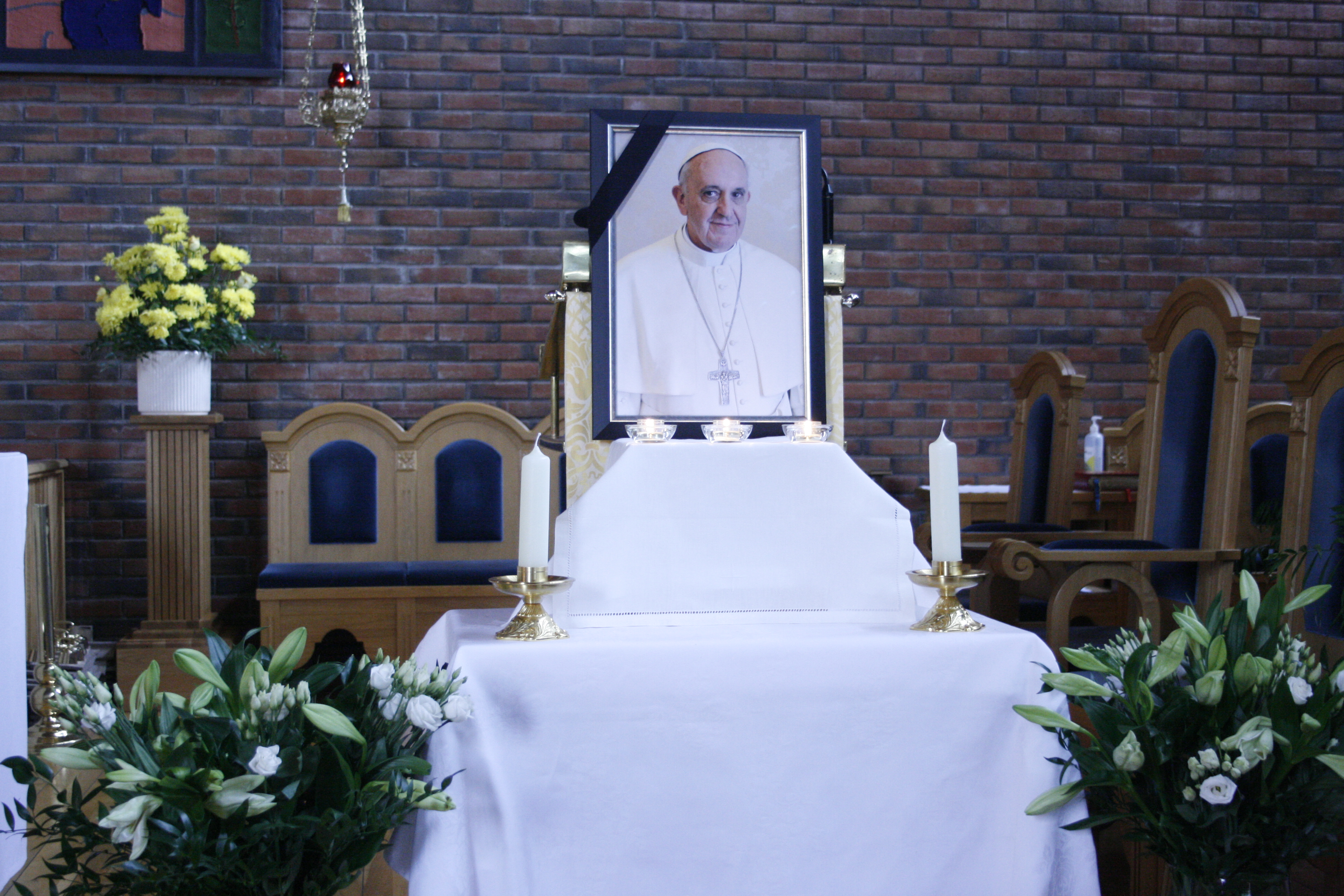 MINNES: Et portrett av Pave Frans er satt opp ved alteret i Bredtvet kirke. De som ønsker kan tenne et lys til minne om ham.