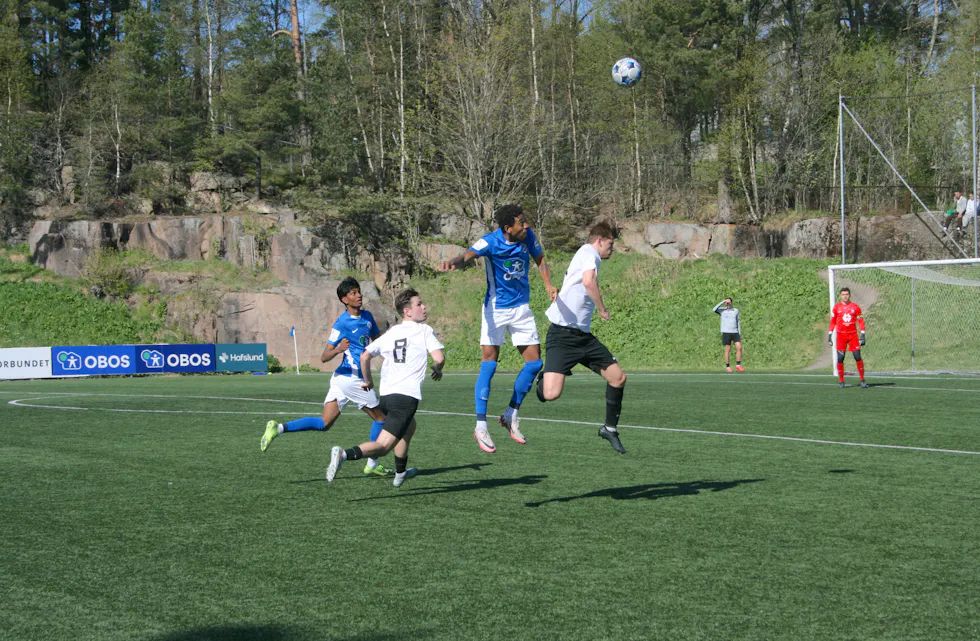TØFFE DUELLER: Grei fikk besøk at duellsterkt Lokomotiv Oslo-lag som sikret 1-1 og poengdeling på tampen av kampen (Foto: Caroline Hammer).