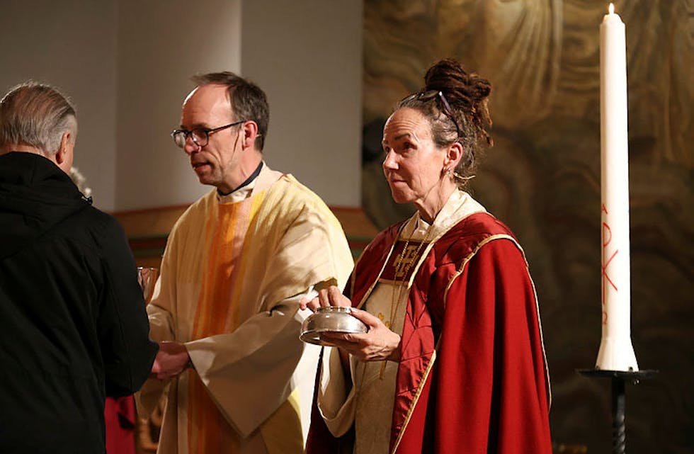 LEDET AN: Prost Christofer Solbakken (t.v.) og biskop Sunniva Gylver var blant de mange som leste fra liturgien i Grorud kirke under påskenattsmessen.