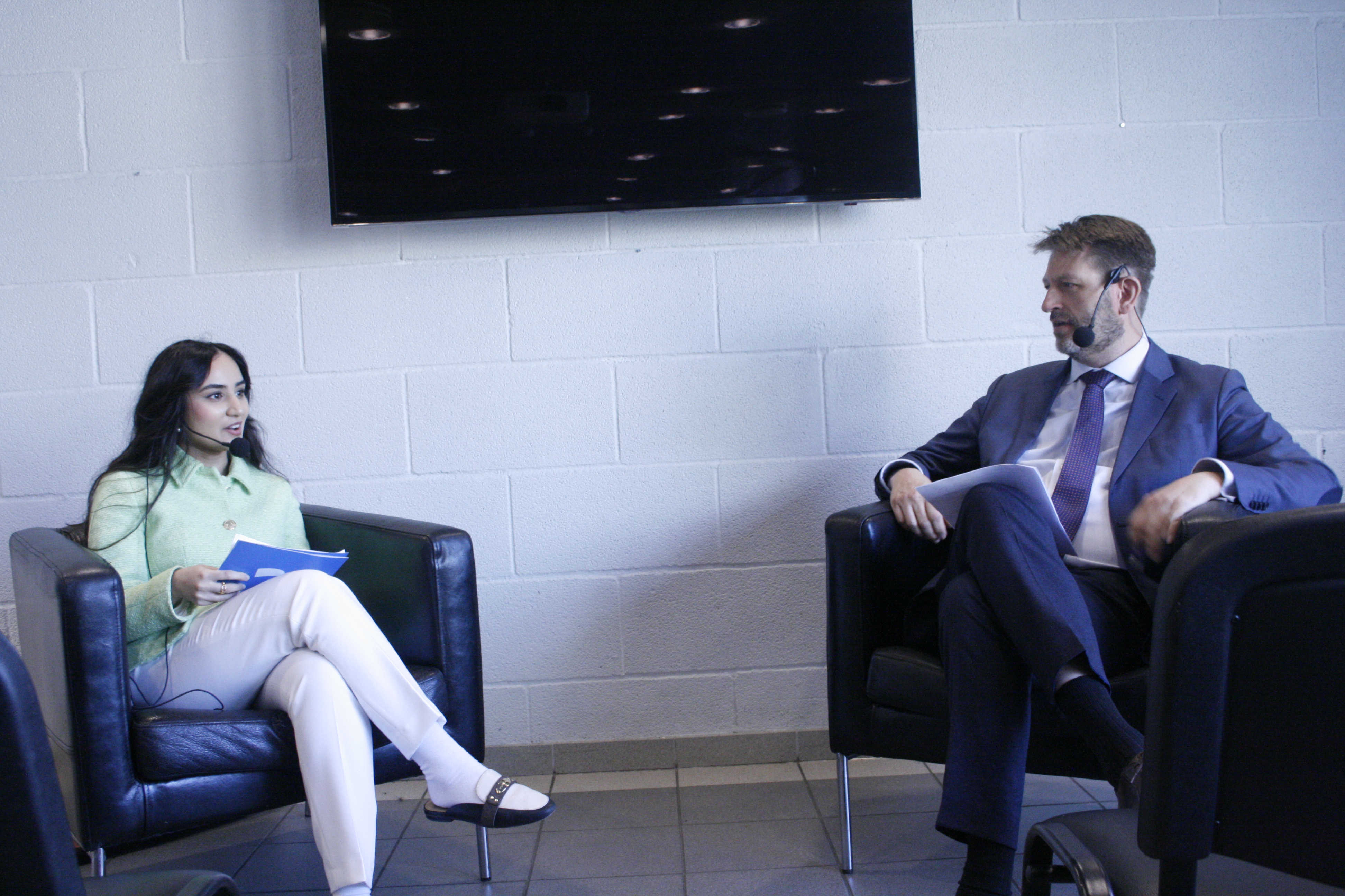 EN GOD PRAT: Arina Aamir Sheikh (H, t.v.) og byrådsleder Eirik Lae Solberg (H) møttes til en prat i Furuset Forum onsdag kveld i det som ble en uformell kick-off for valgåret for Høyre i Groruddalen.