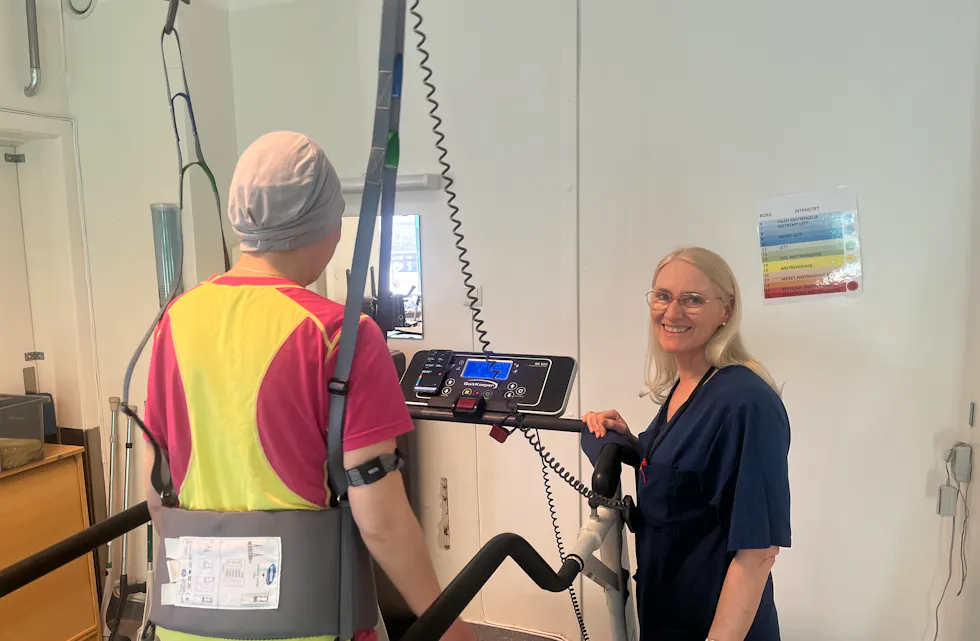 FØRSTE PASIENT: Galina (41) (t.v) sammen med Åse Bergheim (fysioterapeut 1 og inntakskoordinator).