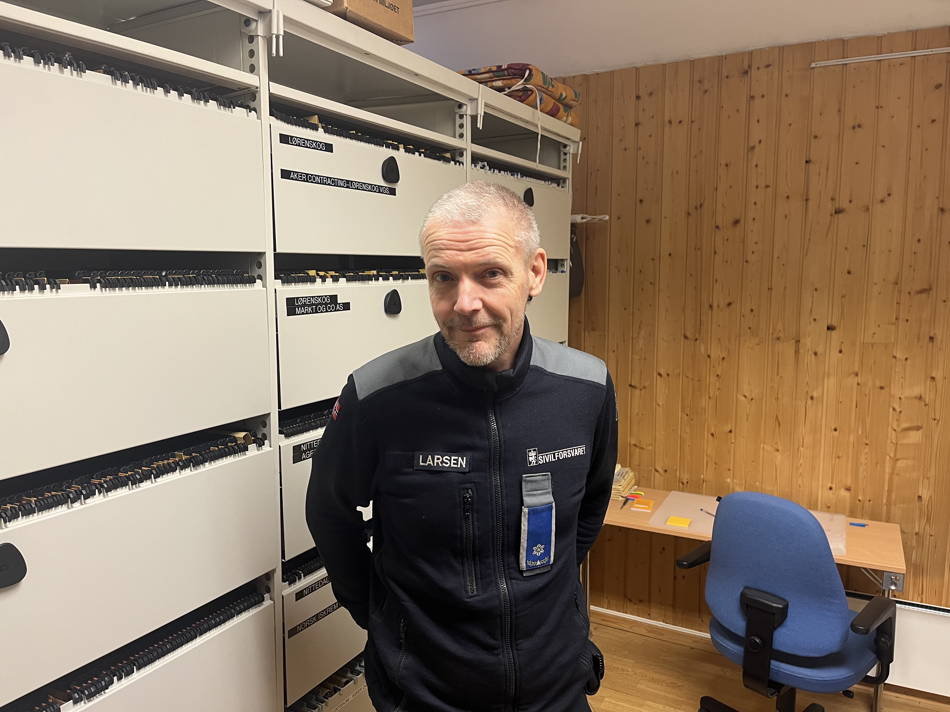 ØKENDE HENVENDELSER: Rune Larsen, sivilforsvarsadjutant i Oslo og Akershus, forteller at de har fått et økende antall innkomne meldinger og telefoner om tilgjengeligheten på tilfluktsrom den siste tiden. Her står han inne i arkivet for alle tilfluktsrom i Norge, inne i Grorud leir.