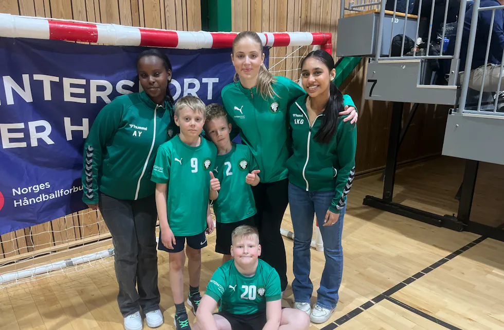 SAMHOLD MELLOM LITEN OG STOR: Denne glade Ammerud-gjengen, bestående av både spillere og trenere, hadde en fin dag på parketten.