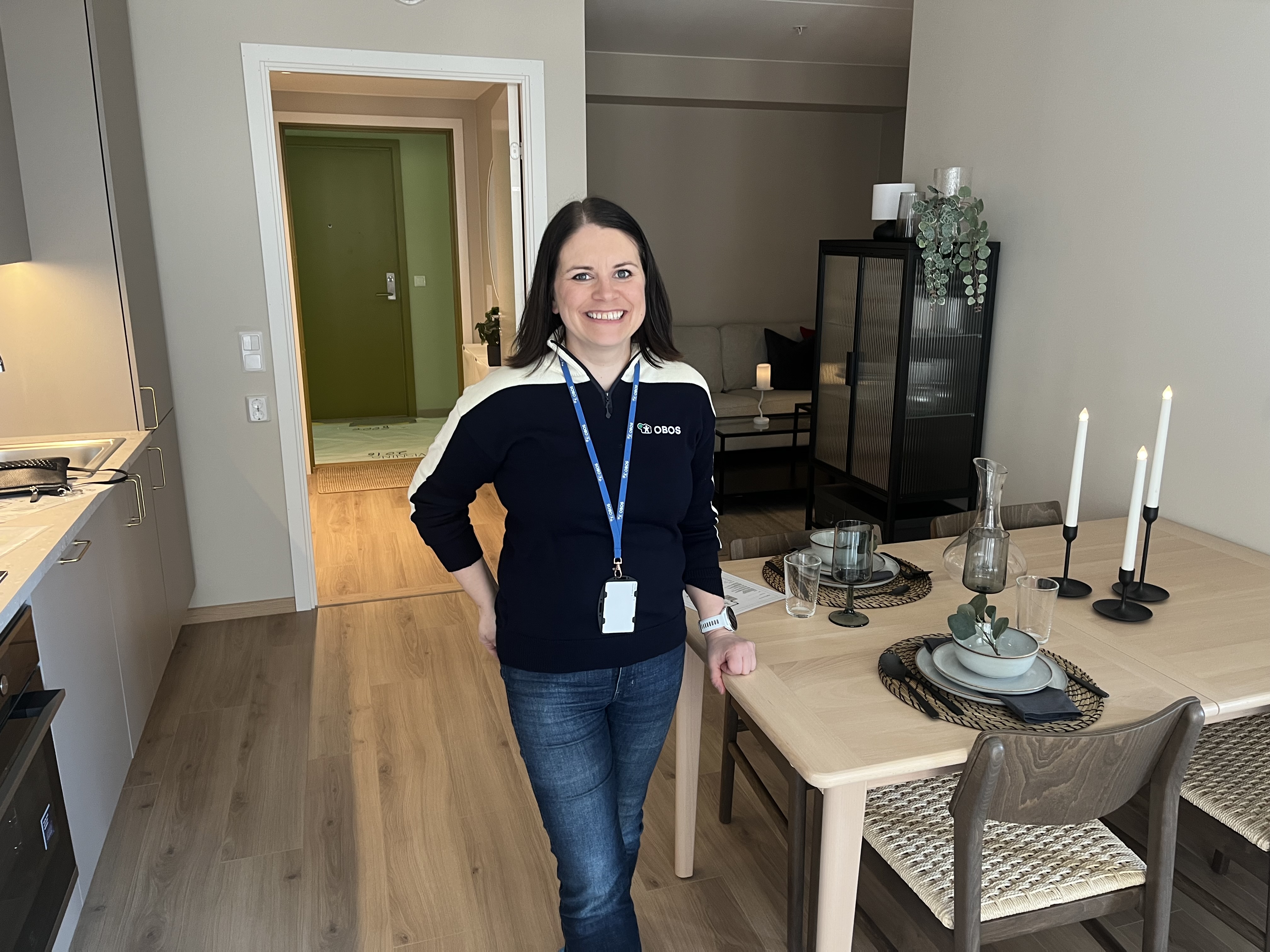 VISNING: Konserndirektør Ingunn Andersen Randa i OBOS viser fram en av de nye aldersvennlige leilighetene på Ulvenplassen. – Her kan man bo godt, trygt og sosialt gjennom hele alderdommen.