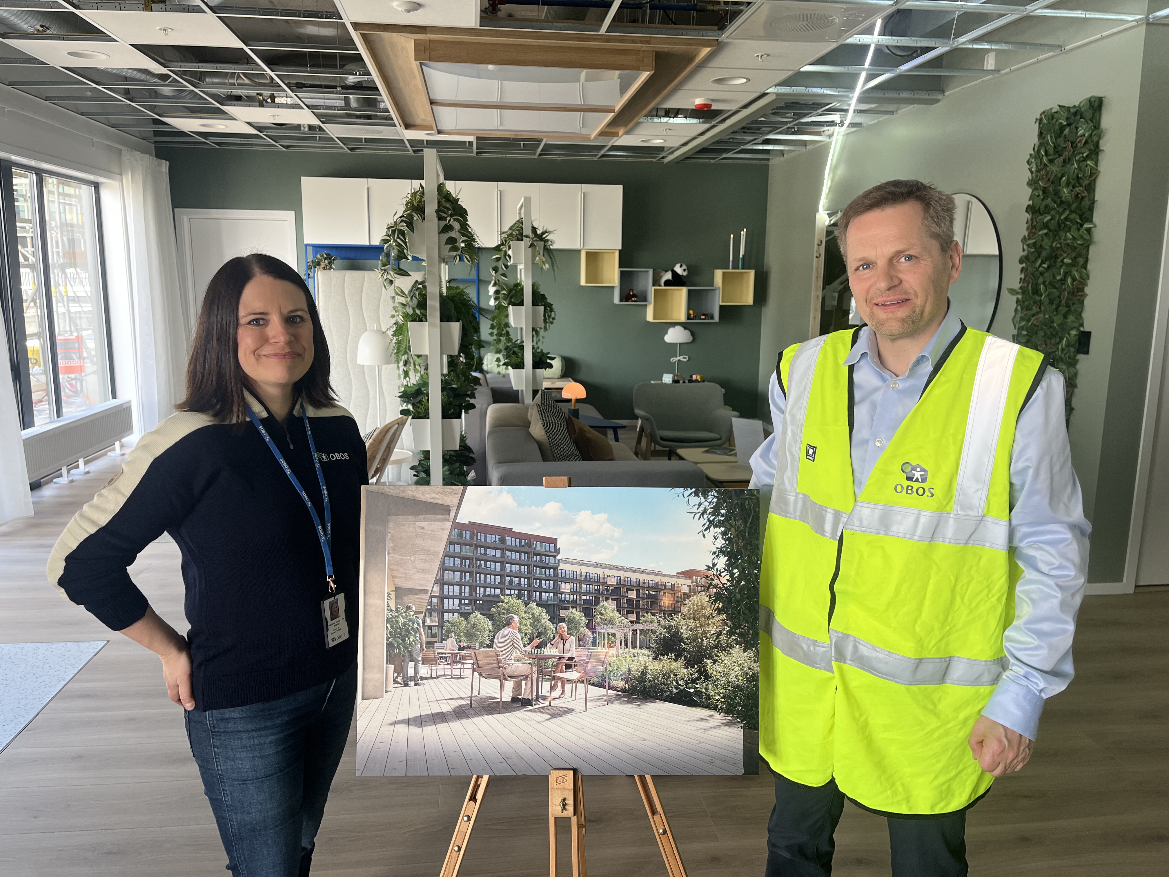 STOLTE: Her står konserndirektør Ingunn Andersen Randa i OBOS og daglig leder i Ulven Bolig AS, Stian Svae, midt i det nye fellesområdet blant de nye aldersvennlige boligene på Ulvenplassen.
