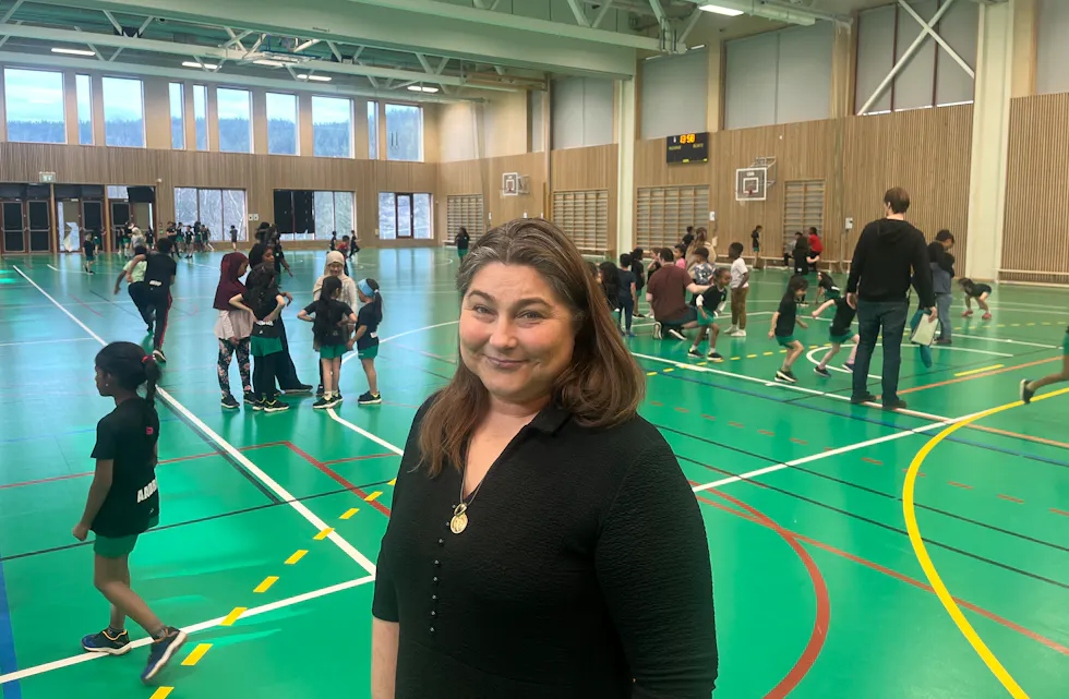 Gro Høydal Nesse, som er rektor på Vestli skole, gleder seg stort over hvordan gymsalen bak henne fylles.