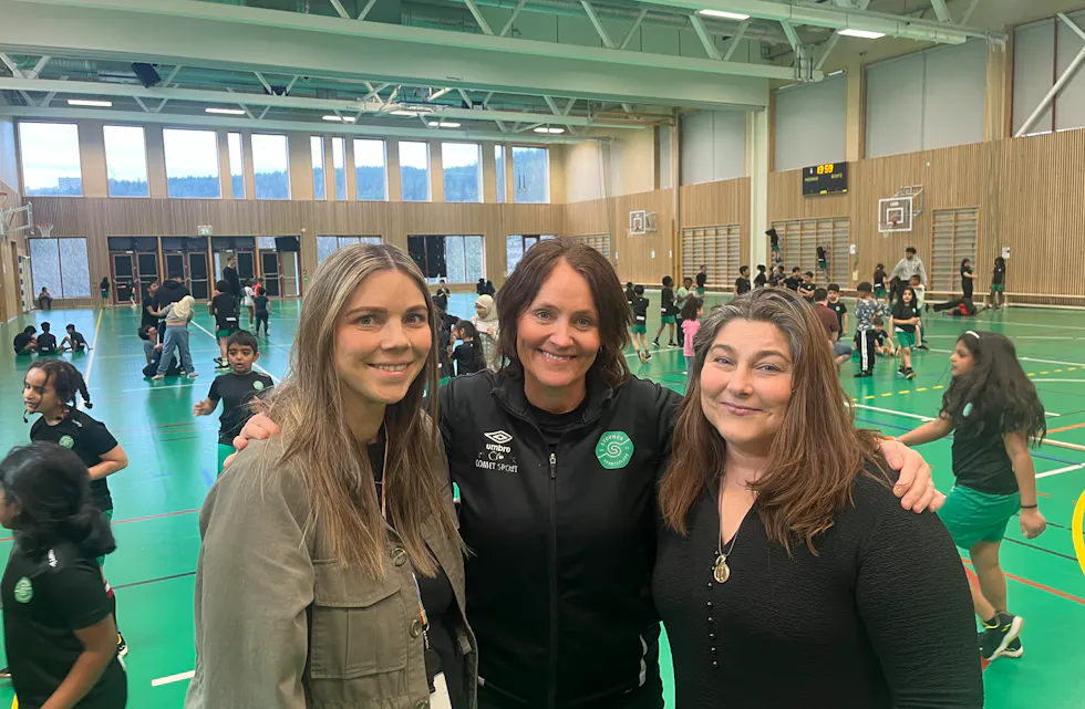 Malin Knutsen, leder for AKS (f.v), Mariann Staxrud Utstumo, daglig leder i Stovner SK og Gro Høydal Nesse, rektor på Vestli skole.