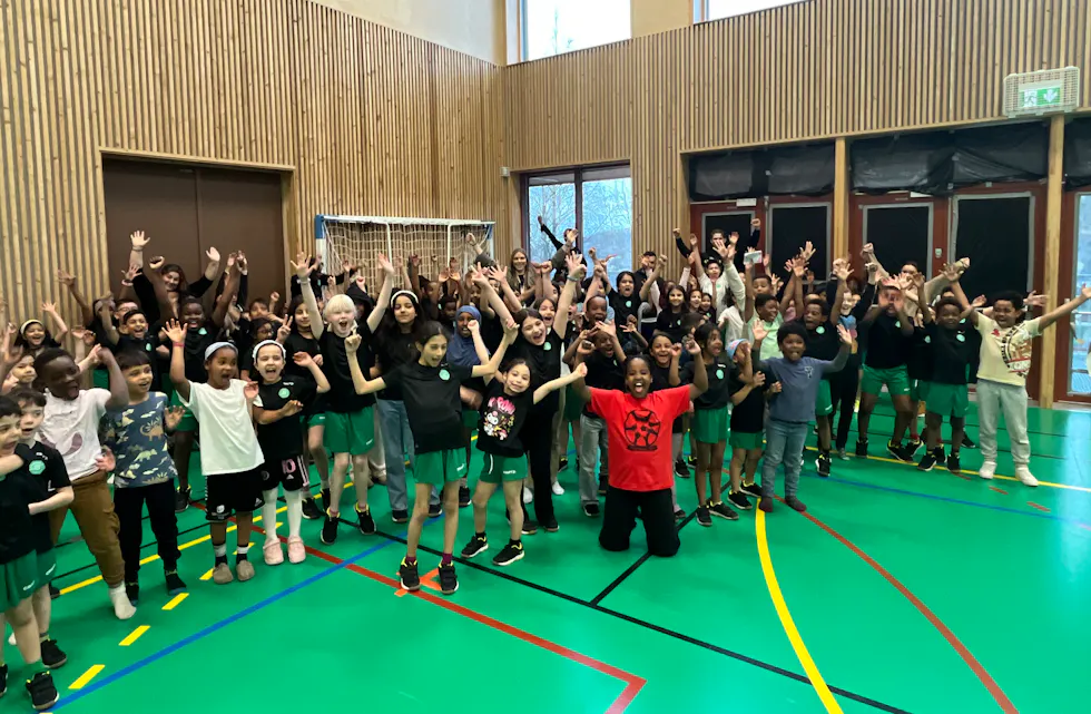 FULL JUBEL: Jubelen blant over 100 barn i Vestlihallen illustrerer hvor stor suksess samarbeidet mellom skolen og Stovner SK har vært.