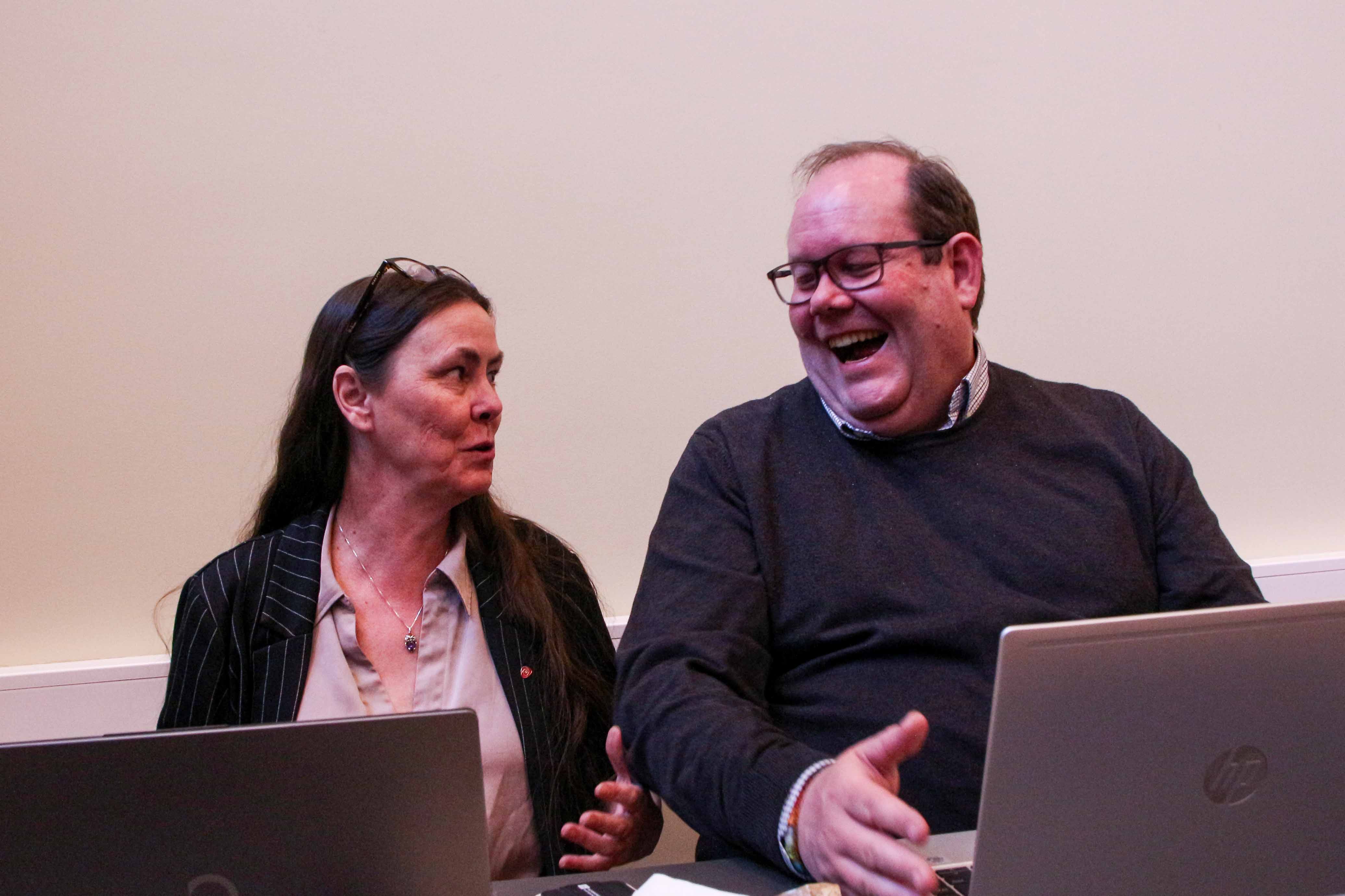 TRIVELIG JOBB: Å dele ut 850.000 kroner i frivillighetsmidler er jo en av de hyggeligere oppgavene for Siri Fossheim og Christian Lindblom (begge Ap). 