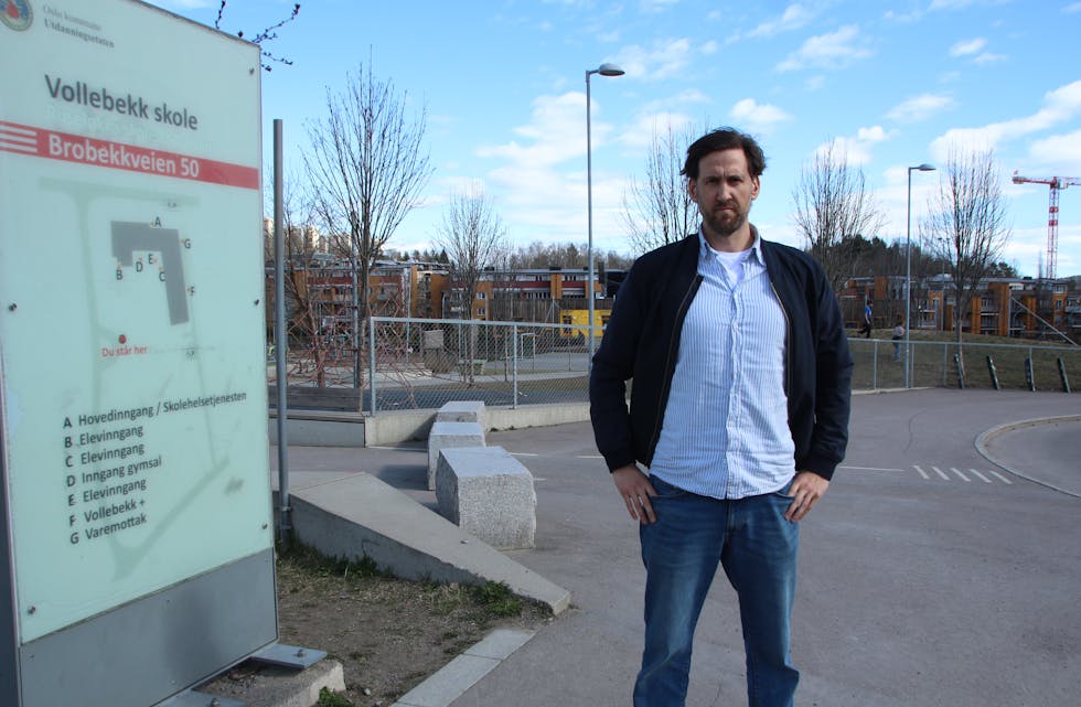FRUSTRERT: Lars Brødreskift Tinglum mener det er helt håpløst hvordan 16 førsteklassinger bare flyttes til en annen skole enn den kretsen de tilhører.
