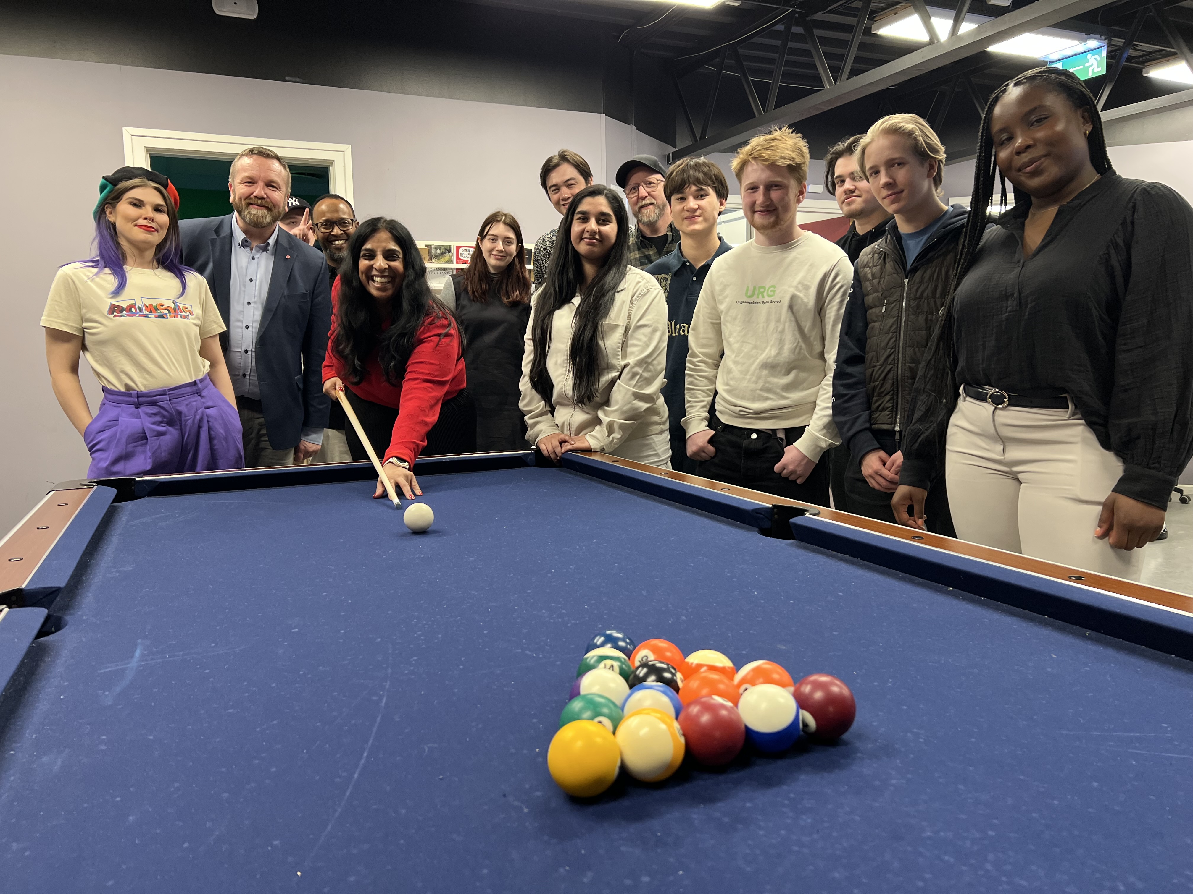 LEK OG SÅ MYE MER: Ungdommene på The Raven og de andre ungdomsklubbene i Bydel Grorud finner mye glede i tilbudet. Lubna Jaffery (Ap) slår et slag for fritidsklubbene. 