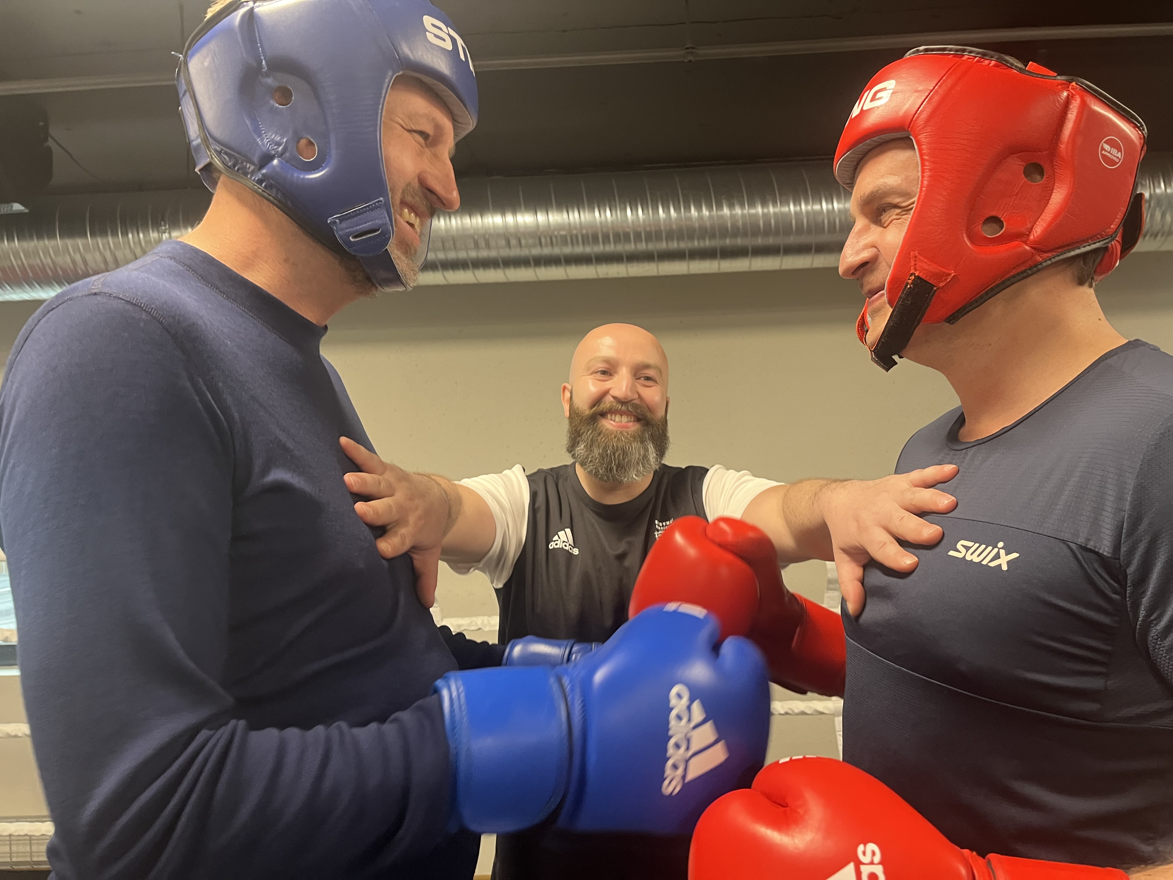 STOR KAMPVILJE: Byrådsleder Eirik Lae Solberg (blå hjelm) og Ferd-sjef Morten Borge (rød hjelm) møttes til vennlig sparring, mens Mojtaba Ameri fra Stovner bokseklubb sørget for god stemning og fair play.