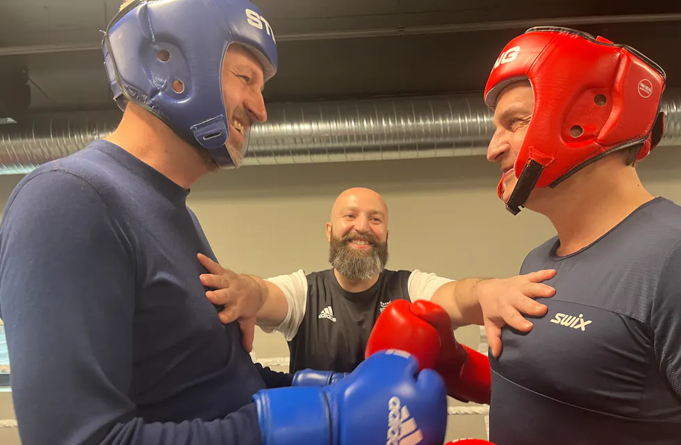 STOR KAMPVILJE: Byrådsleder Eirik Lae Solberg (blå hjelm) og Ferd-sjef Morten Borge (rød hjelm) møttes til vennlig sparring, mens Mojtaba Ameri fra Stovner bokseklubb sørget for god stemning og fair play.