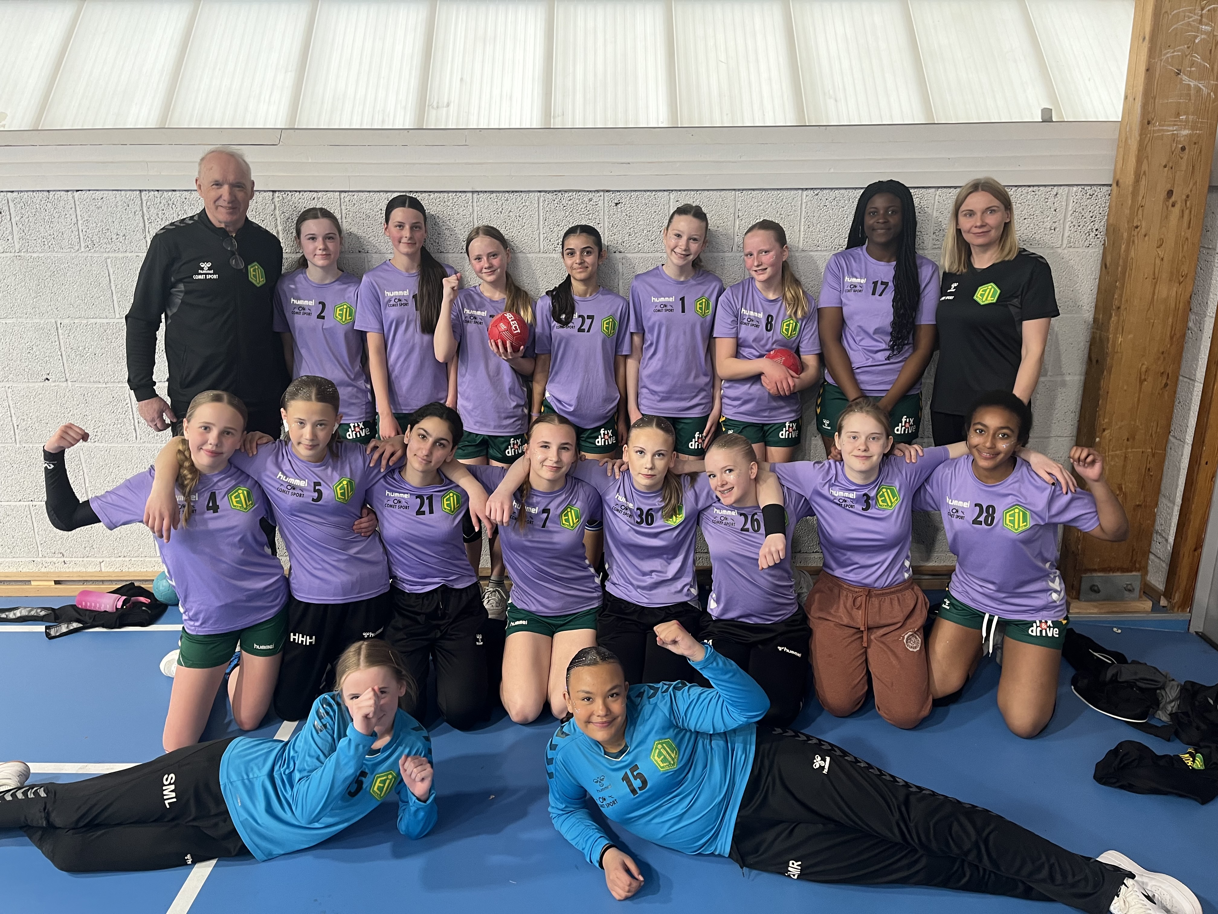 HÅNDBALLGLEDE: Her er Ellingsruds J13-lag, som – som i fjor på dette bildet – jublet etter en sterk seier over NIT/HAK.