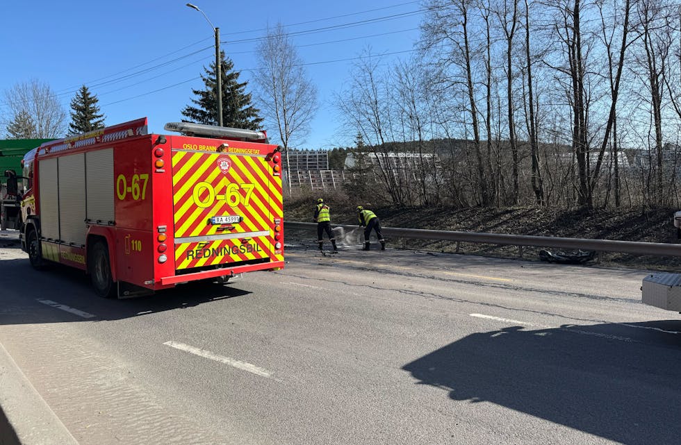 STORE SKADER: Det er store materielle skader etter sammenstøtet. Brannvesenet gjør slukningsarbeider.