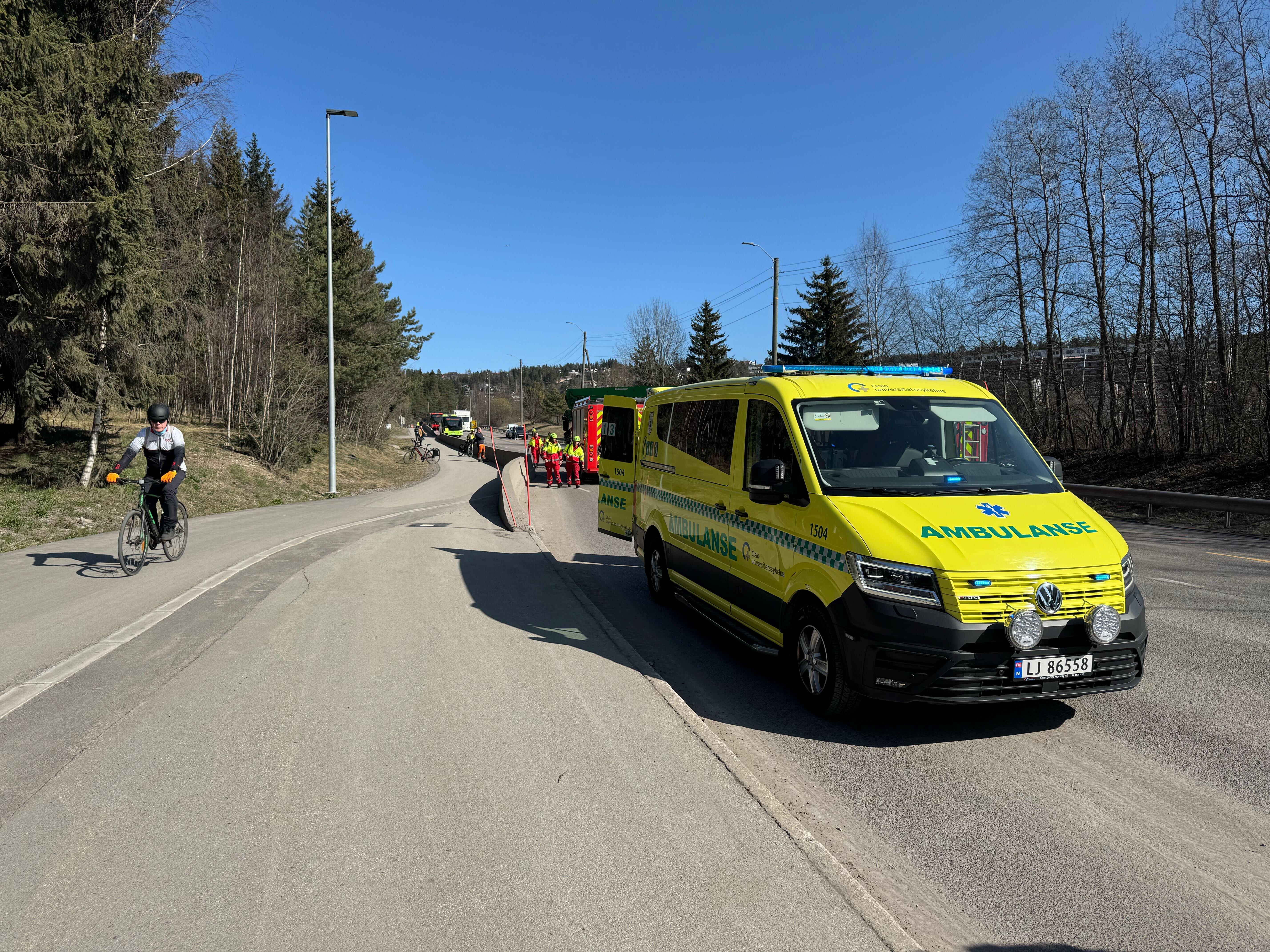 VEIEN SPERRET: Inntil videre er Trondheimsveien stengt for trafikk etter ulykken. Velg alternative ruter.