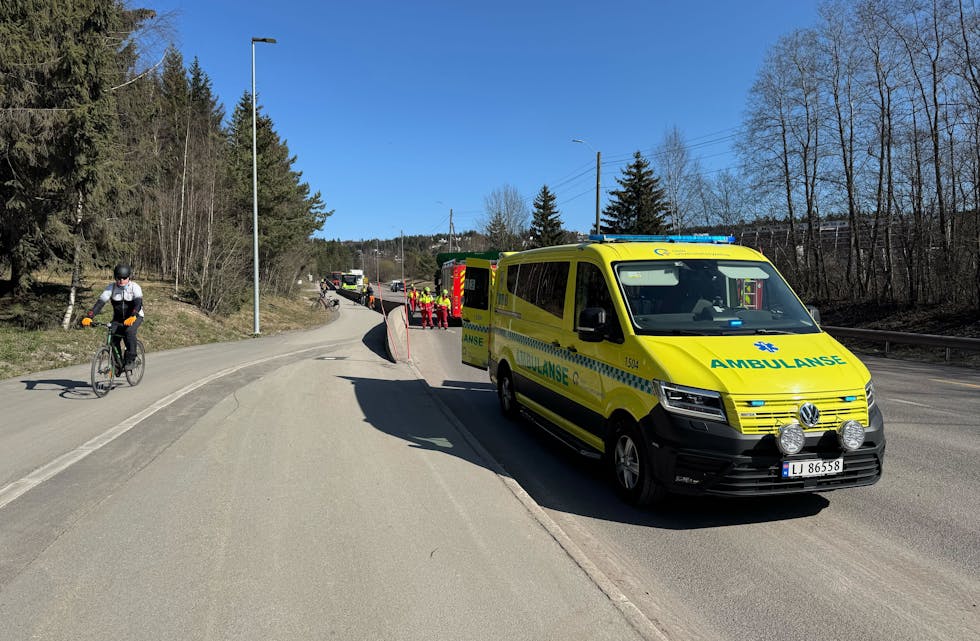 VEIEN SPERRET: Inntil videre er Trondheimsveien stengt for trafikk etter ulykken. Velg alternative ruter.