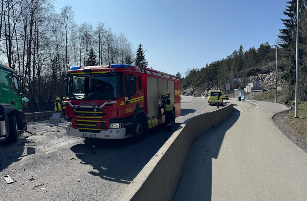 OMFATTENDE SKADER: Materiale fra de involverte kjøretøyene ligger i veibanen.