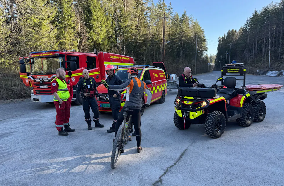 STOR UTRYKNING: Forholdsvis stor utrykning med OBRE og ambulanse. Foto: Sindre Veum Apneseth.