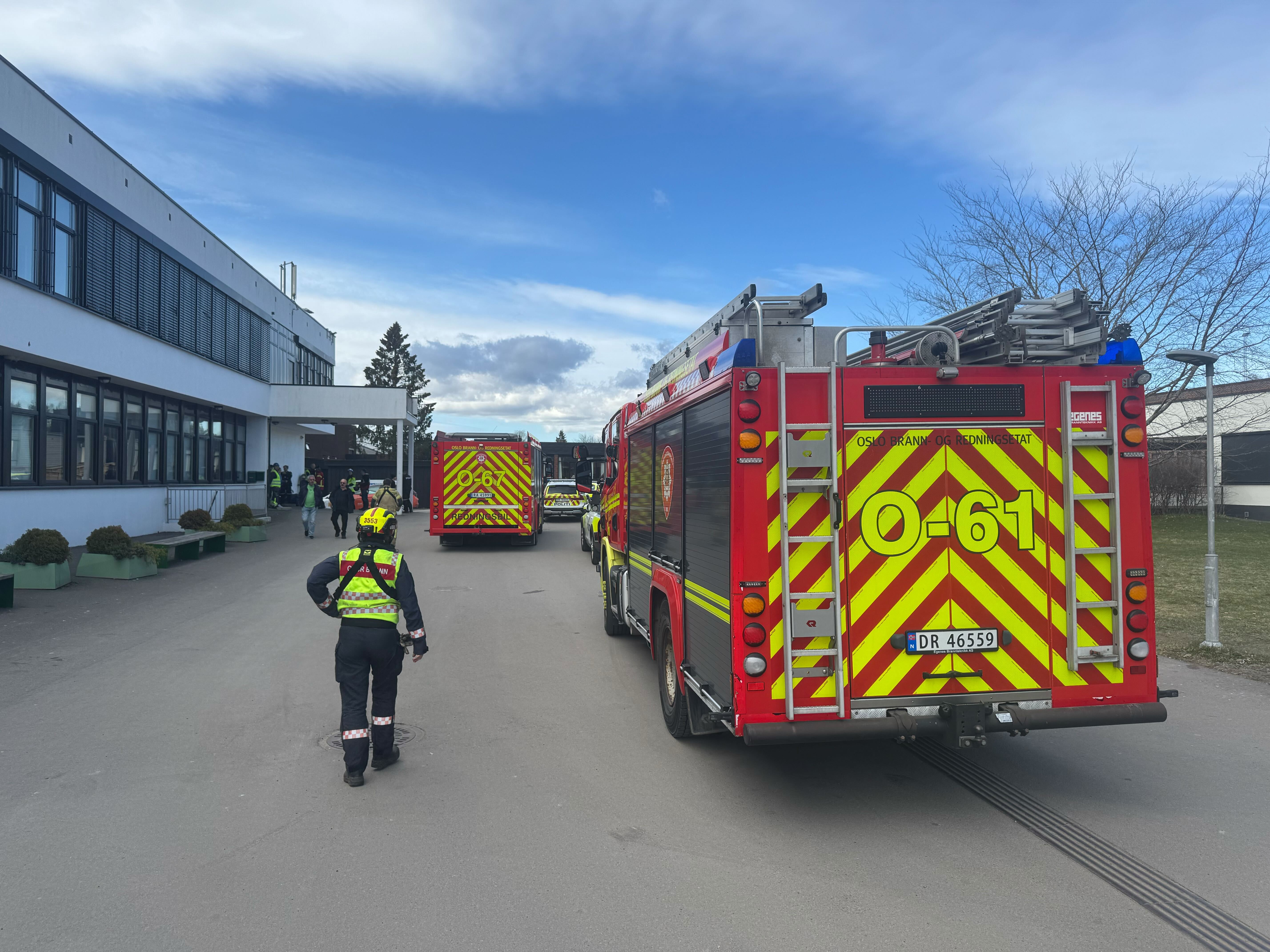 TAK HAR RAST: Nødetatene har rykket ut til Hellerud videregående skole onsdag ettermiddag etter at et tak har rast sammen.
