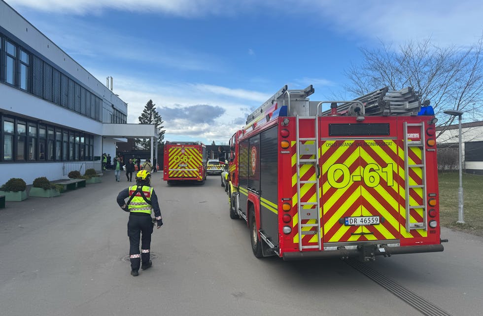 TAK HAR RAST: Nødetatene har rykket ut til Hellerud videregående skole onsdag ettermiddag etter at et tak har rast sammen.