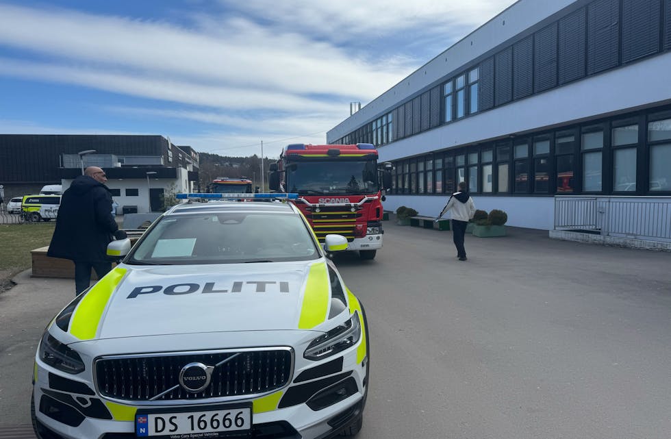 STORE RESSURSER: Både politi, brannvesen og helse har rykket ut til Hellerud videregående skole etter meldingen.