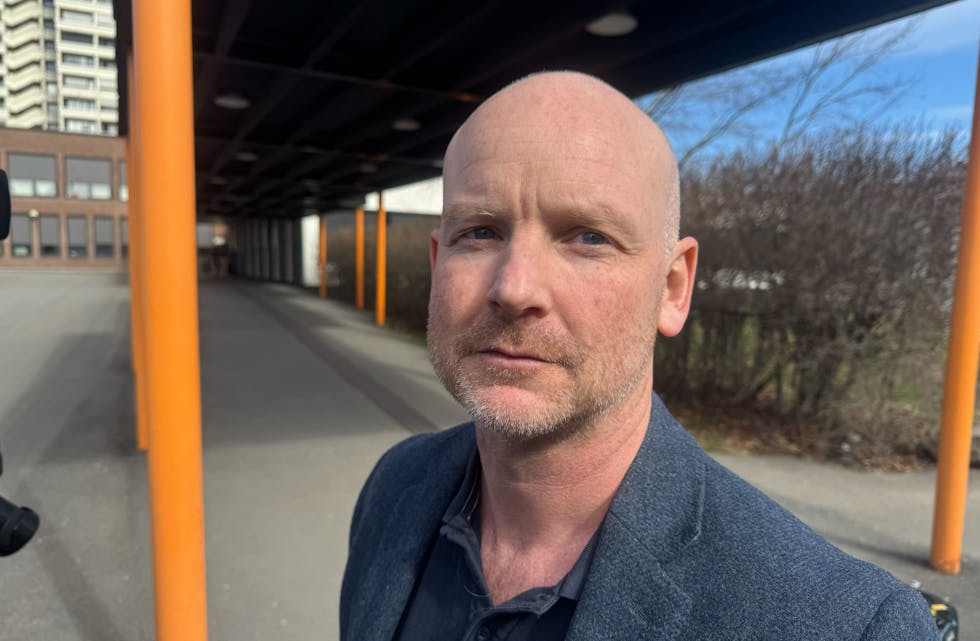 ALVORLIG: Rektor Arnfinn Stautland sier at det trolig er en konstruksjonsfeil i de nyoppussede spesialrommene som er årsaken til takkollapsen onsdag.
