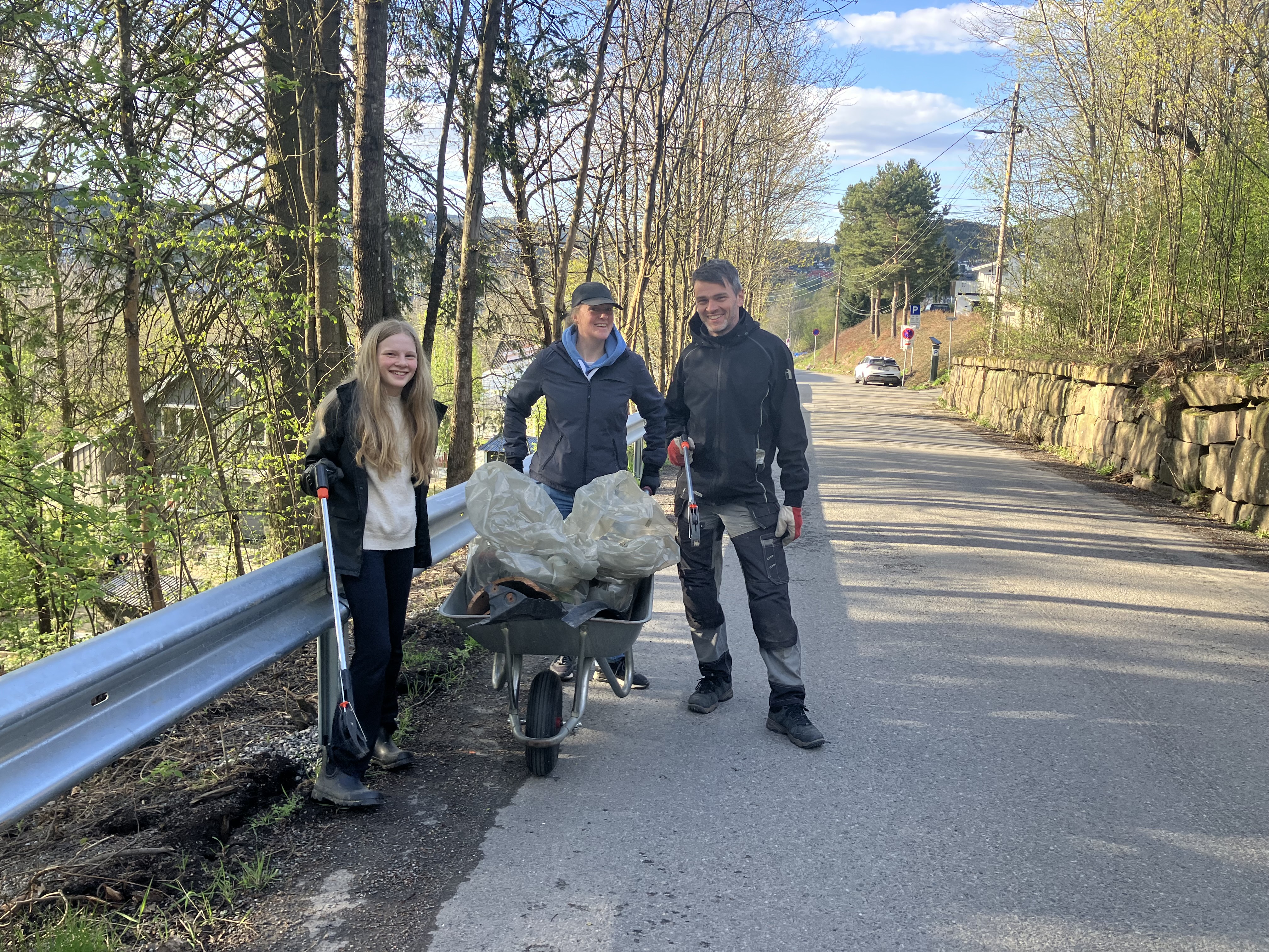SØPPELJAKT: Hele familien Kittang Svensson tok tak i Micheletveien på Furuset.