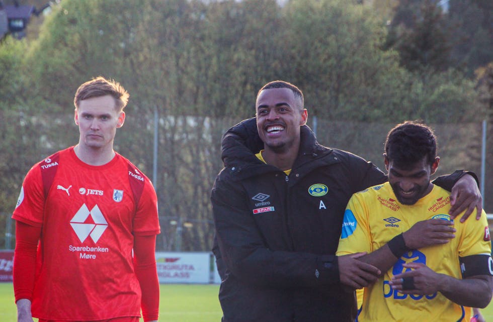 AVANSEMENT: Willian Pozo-Venta (i midten) er svært giftig om dagen. Her med kaptein Mathusan Sandrakumar etter seieren.