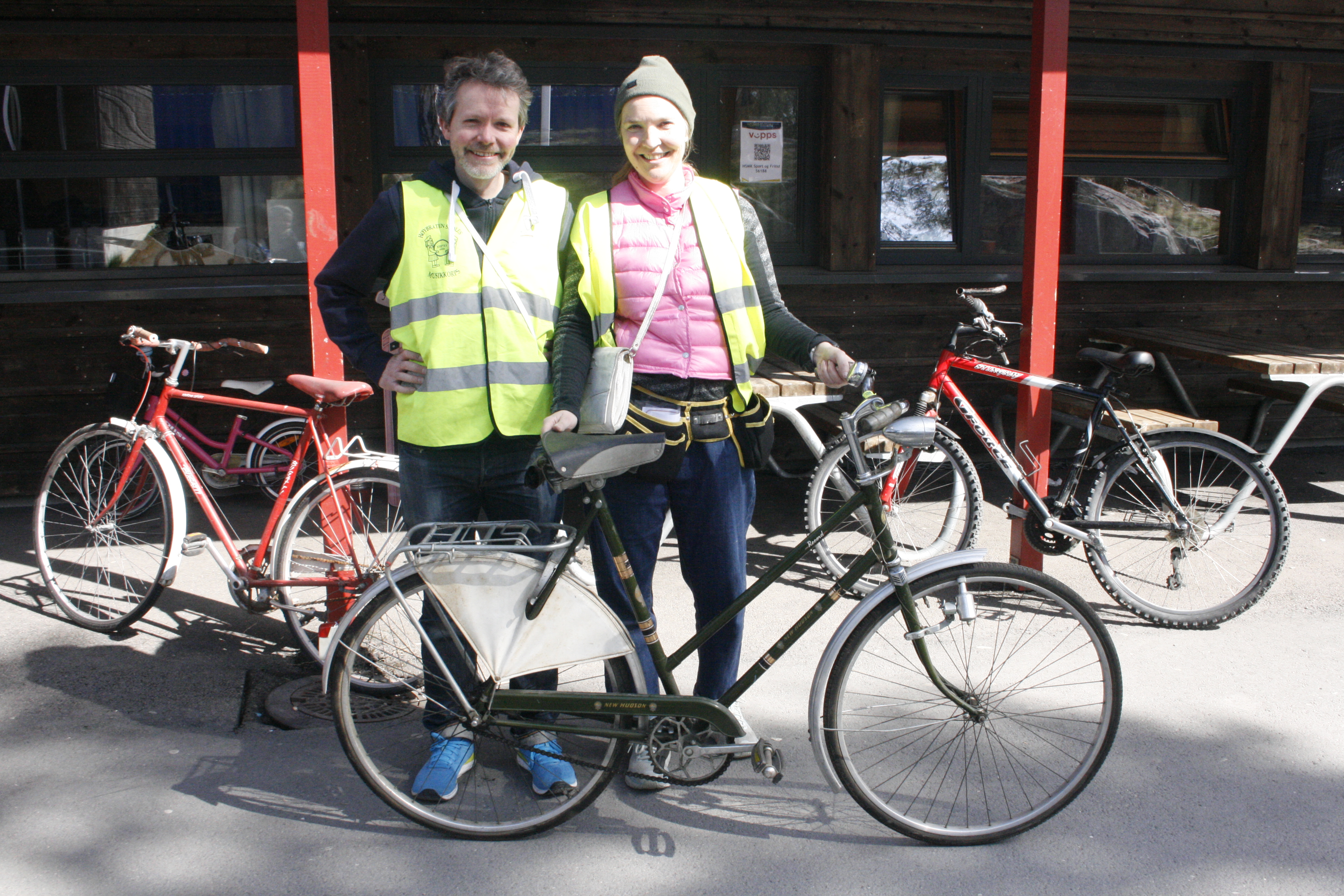 SKIKKELIG VINTAGE: Styreleder i korpset, Lars-Erik Kjellesvig (t.v.), og Randi Glaser kunne blant annet friste med en vintage-sykkel fra 60-tallet under årets loppemarked.
