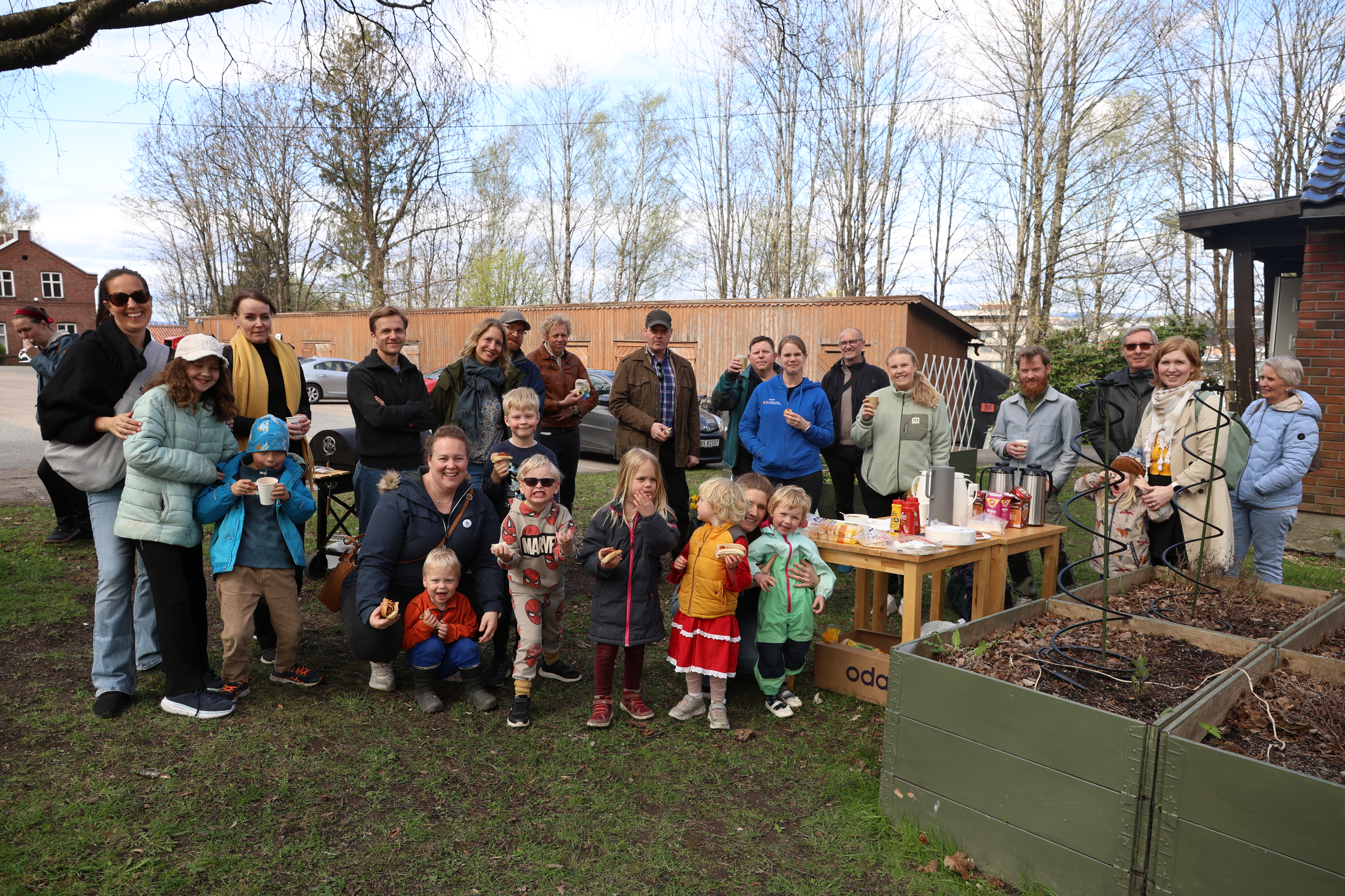 SMIL OG SAMHOLD: Store og små koste seg i vårsola under den tradisjonsrike påskeeggjakten ved Østre Aker kirke. Arrangementet samlet både gamle og nye fjes til kos, kaffe og jakt etter påskens skjulte skatter. Foto: Tom Evensen
