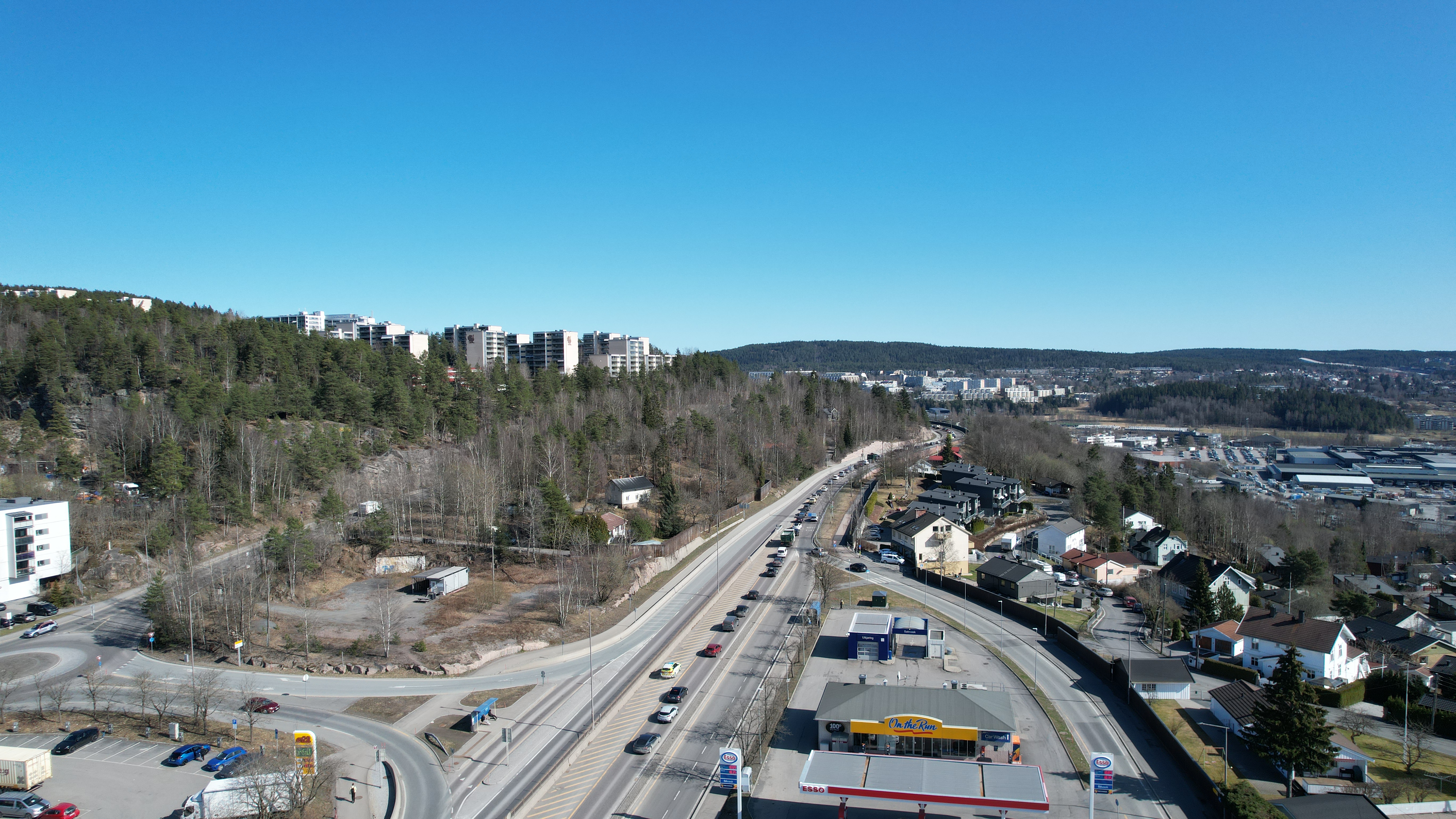 Trondheimsveien fredag ettermiddag. Kødannelse etter alvorlig trafikkulykke ved Rommen.