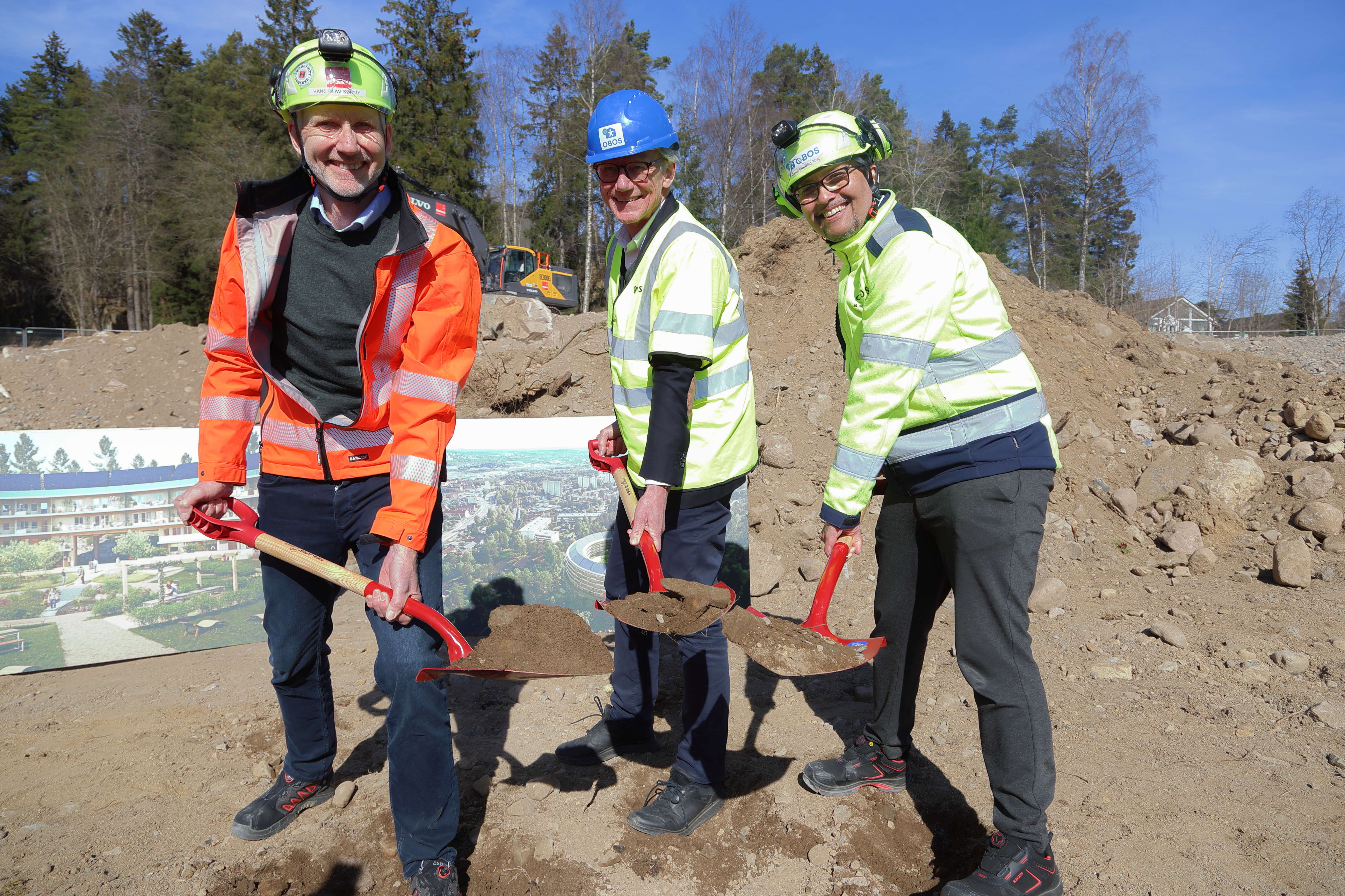 TRIPPELT SPADETAK: Veidekke-sjef Hans Olav Sørlie, bytutviklingsbyråd James Stove Lorentzen og OBOS-sjef Daniel Kjørberg Siraj markerte starten på byggingen av O-blokka på Rødtvet.