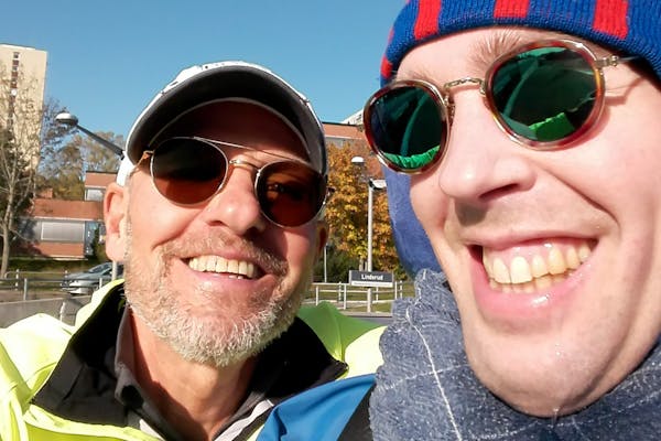 ØDELEGGER IDYLLEN: Far og sønn Olav og Ruben Eilifsen er ofte ut på tur sammen. Nå har de ellers hyggelige turene blitt slitsomme hinderløyper når de er ute og går på Stovner og i området.