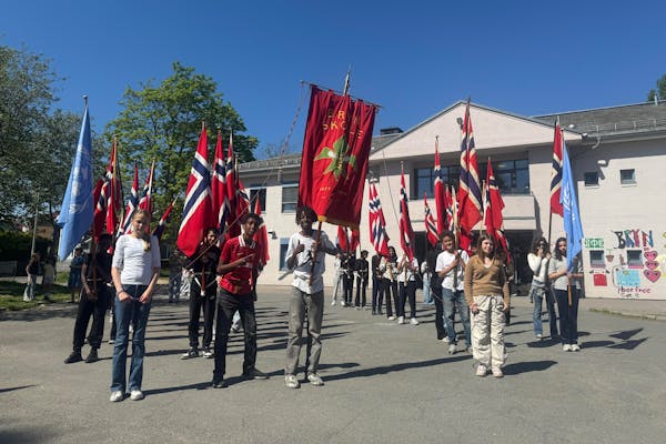 KLAR TIL Å GÅ FØRST: Bryn skole har fått det ærefullet oppdraget med å gå først i barnetoget på Karl Johan på 17. mai. Det er en stor oppgave, og da må det øves slik at alt blir riktig og bra.