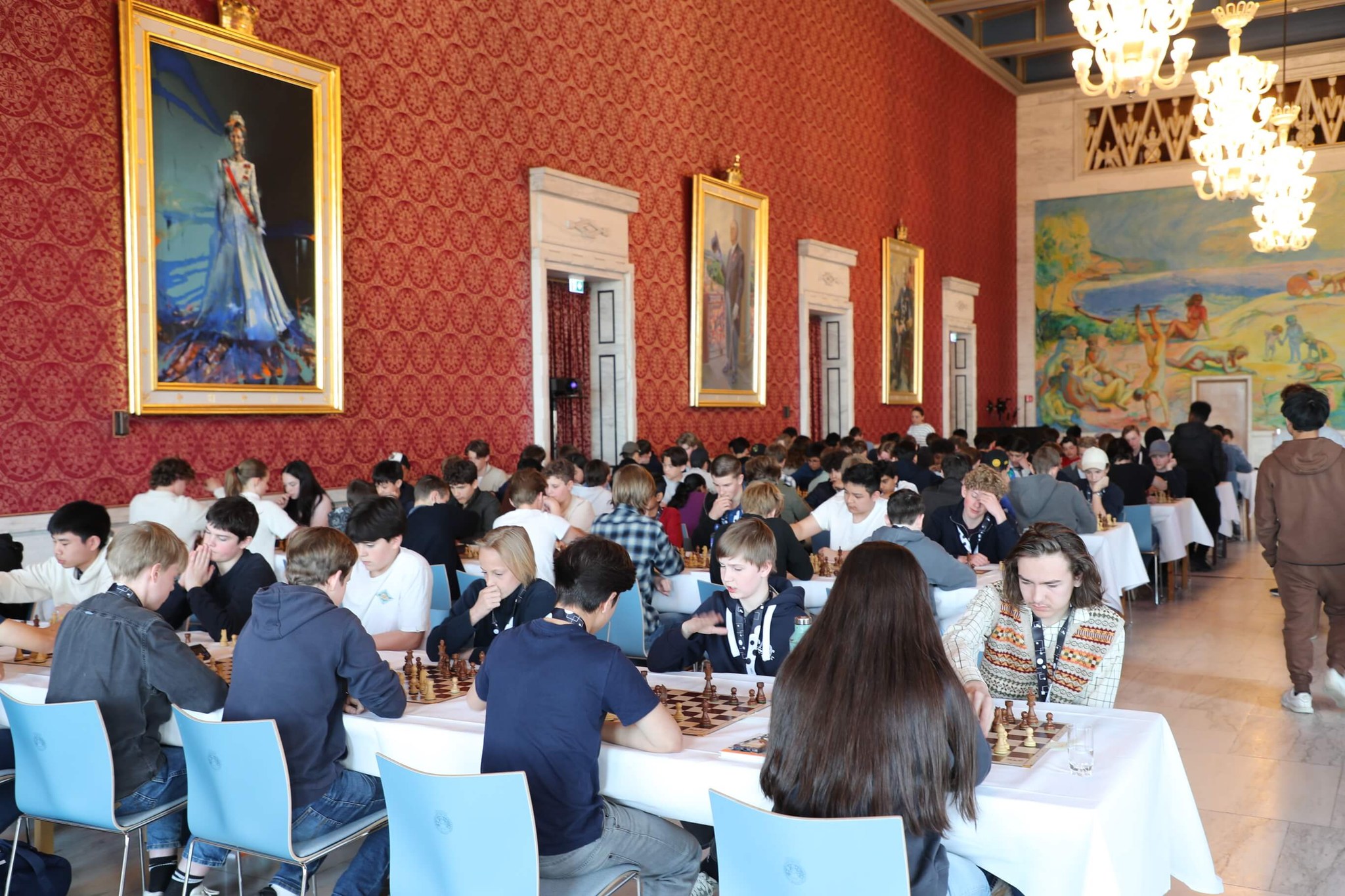 SJAKK I STASELIGE OMGIVELSER: Over 100 elever fra 18 ungdomsskoler kjempet om topplasseringene i selveste bankettsalen i rådhuset under finalen i årets Oslosjakken. Foto: Dragulf USK
