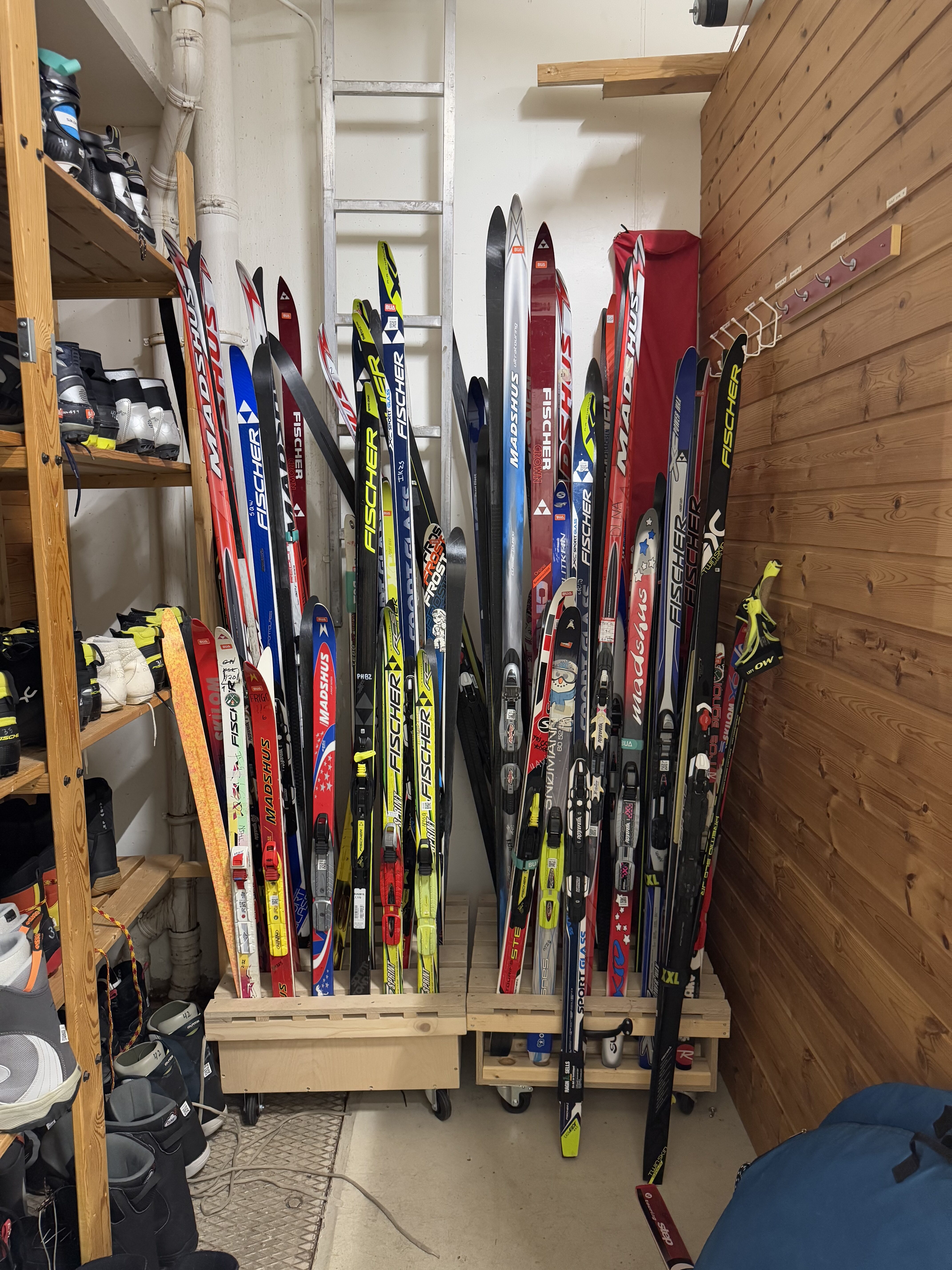 PARADIS: BUA har et stort utvalg av utstyr til vinter- og sommerlek, blant annet ski.