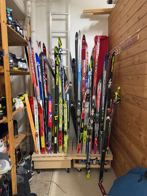 PARADIS: BUA har et stort utvalg av utstyr til vinter- og sommerlek, blant annet ski.