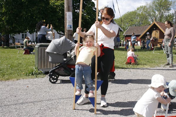 KJEMPEHØY: Vida (3) fikk litt hjelp av mamma da hun testet ut styltene på Tveten gård.