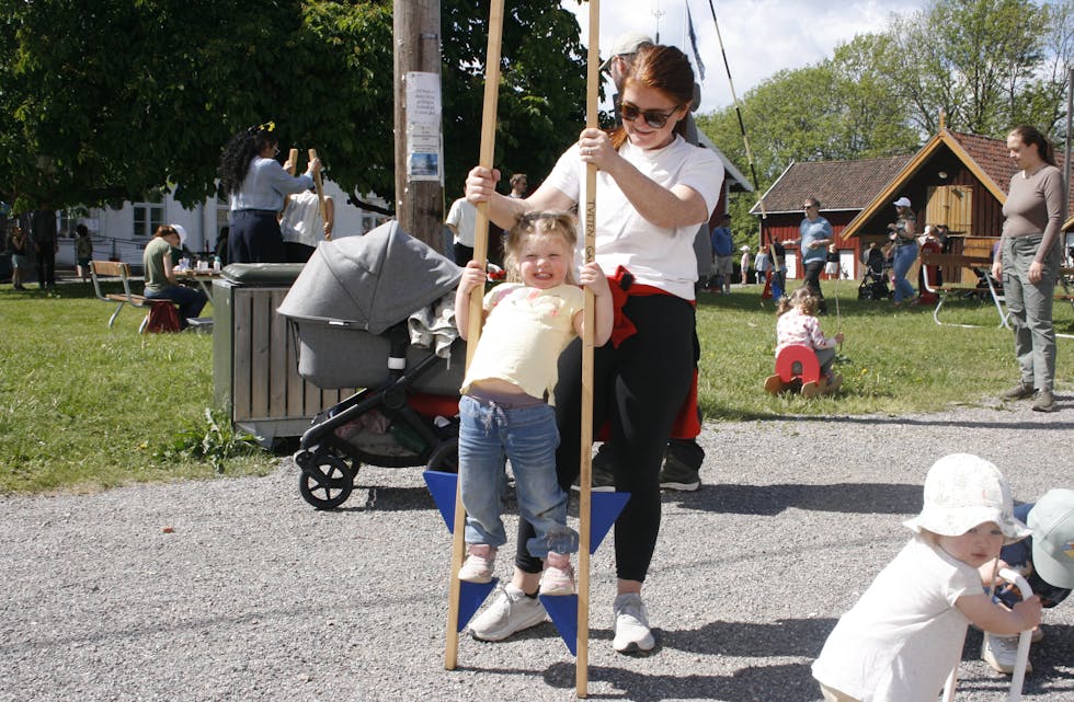 KJEMPEHØY: Vida (3) fikk litt hjelp av mamma da hun testet ut styltene på Tveten gård.