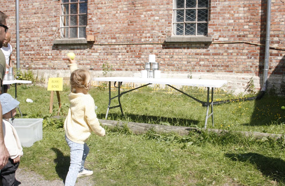 BLNKSKUDD: Om å gjøre å velte boksene.