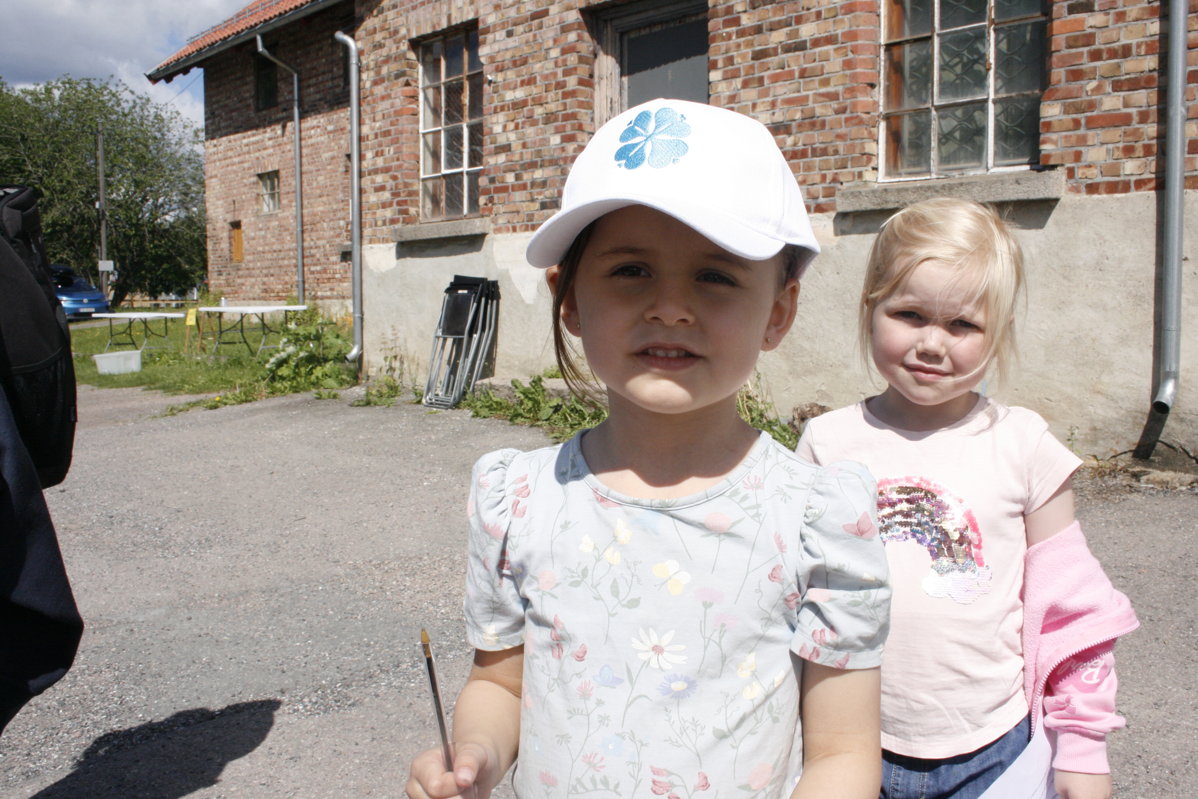 PREMIE: Lyktes man med rebusen, vanket det premie. Det fikk Liv (6), som kunne konstantere at spørsmålet om Disney-prinsessen ble det letteste spørsmålet å svare på. Hun visste nemlig godt at det var Tornerose!