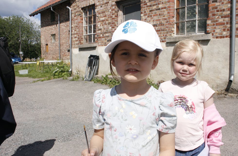 PREMIE: Lyktes man med rebusen, vanket det premie. Det fikk Liv (6), som kunne konstantere at spørsmålet om Disney-prinsessen ble det letteste spørsmålet å svare på. Hun visste nemlig godt at det var Tornerose!