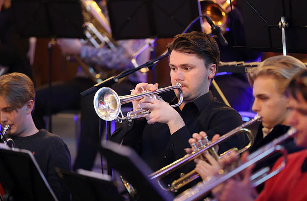 Linus Kristiansen Riise (f.v) trompetlærer Henrik Smelhus Sjøeng og Elias Kristiansen Riise. Foto: Tom Evensen.