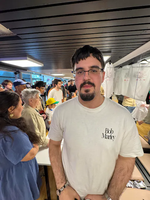 POPULÆRE: POPULÆRE: T-skjortene var veldig populære, og i bakgrunnen strømmer folk til for å sikre seg et eksemplar.