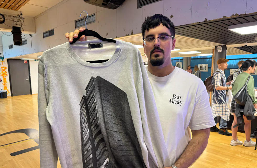 BLINKSKUDD: Farhad Soufis bilder av Trosterud har blitt både kunst og mote. Dette er en av ikoniske høyblokkene.