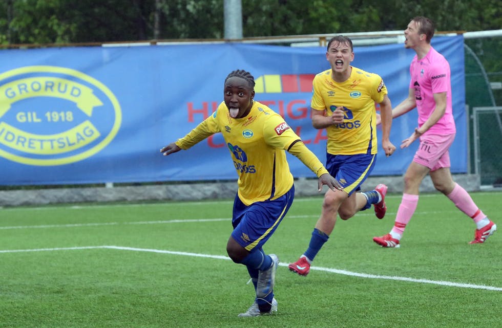 GLADE GUTTER: Musa Dubois feirer etter å ha satt 3-1. Det viste seg at det til slutt ble det avgjørende målet. Tomålsscorer Preben Asp følger ivrig etter, mens en Follo-forsvarer fortviler.